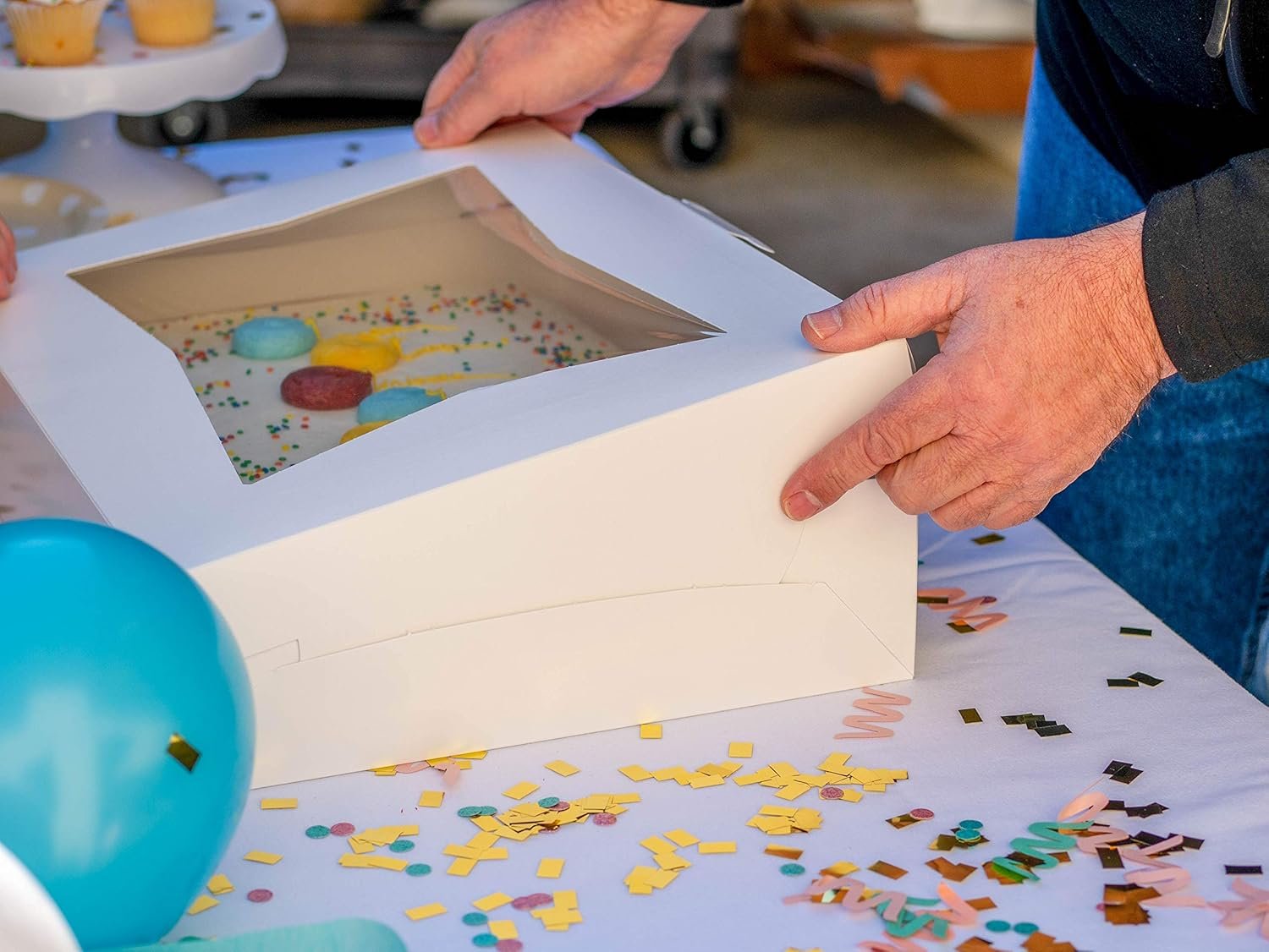 Grossiste Auto Pop-up Boîte à Pâtisserie Blanche avec Fenêtre 9x9x2.5 pour Tartes, Donuts, Pâtisseries, Fournisseur 200 pièces, Marque Blanche avec Couvercle Transparent. Grossiste Auto Pop-up Boîte à Pâtisserie Blanche avec Fenêtre 9x9x2.5 pour Tartes, Donuts, Pâtisseries, Fournisseur 200 pièces, Marque Blanche avec Couvercle Transparent.