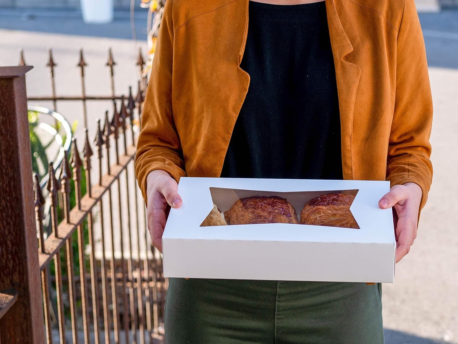 Grossiste Auto Pop-up Boîte à Pâtisserie Blanche avec Fenêtre 9x9x2.5 pour Tartes, Donuts, Pâtisseries, Fournisseur 200 pièces, Marque Blanche avec Couvercle Transparent. Grossiste Auto Pop-up Boîte à Pâtisserie Blanche avec Fenêtre 9x9x2.5 pour Tartes, Donuts, Pâtisseries, Fournisseur 200 pièces, Marque Blanche avec Couvercle Transparent.