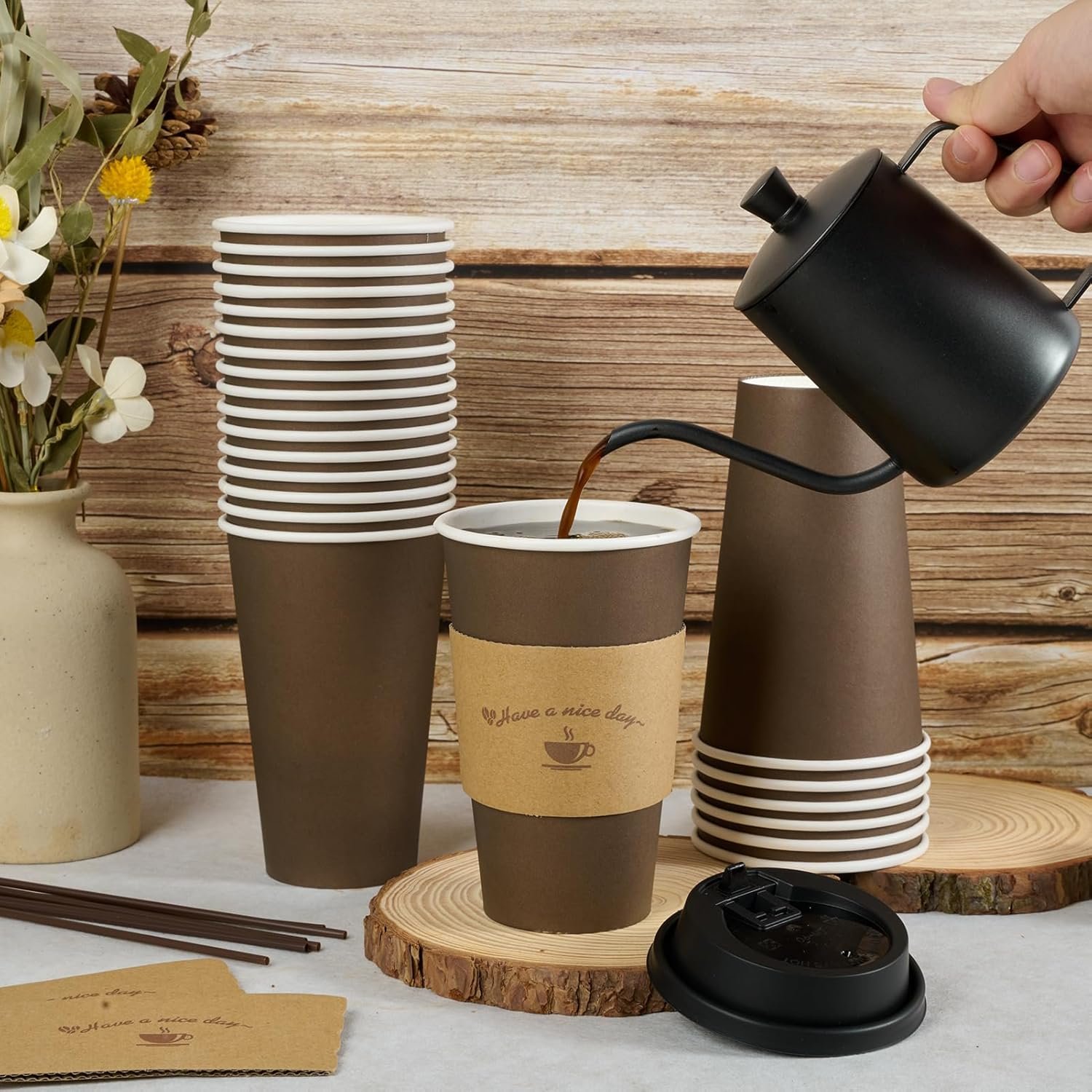 Grossiste de gobelets en papier jetables 16 oz, gobelets à café marron avec couvercles et manches, pour café chaud, eau ou jus, avec logo personnalisé, un choix idéal pour restaurants et magasins en vrac.