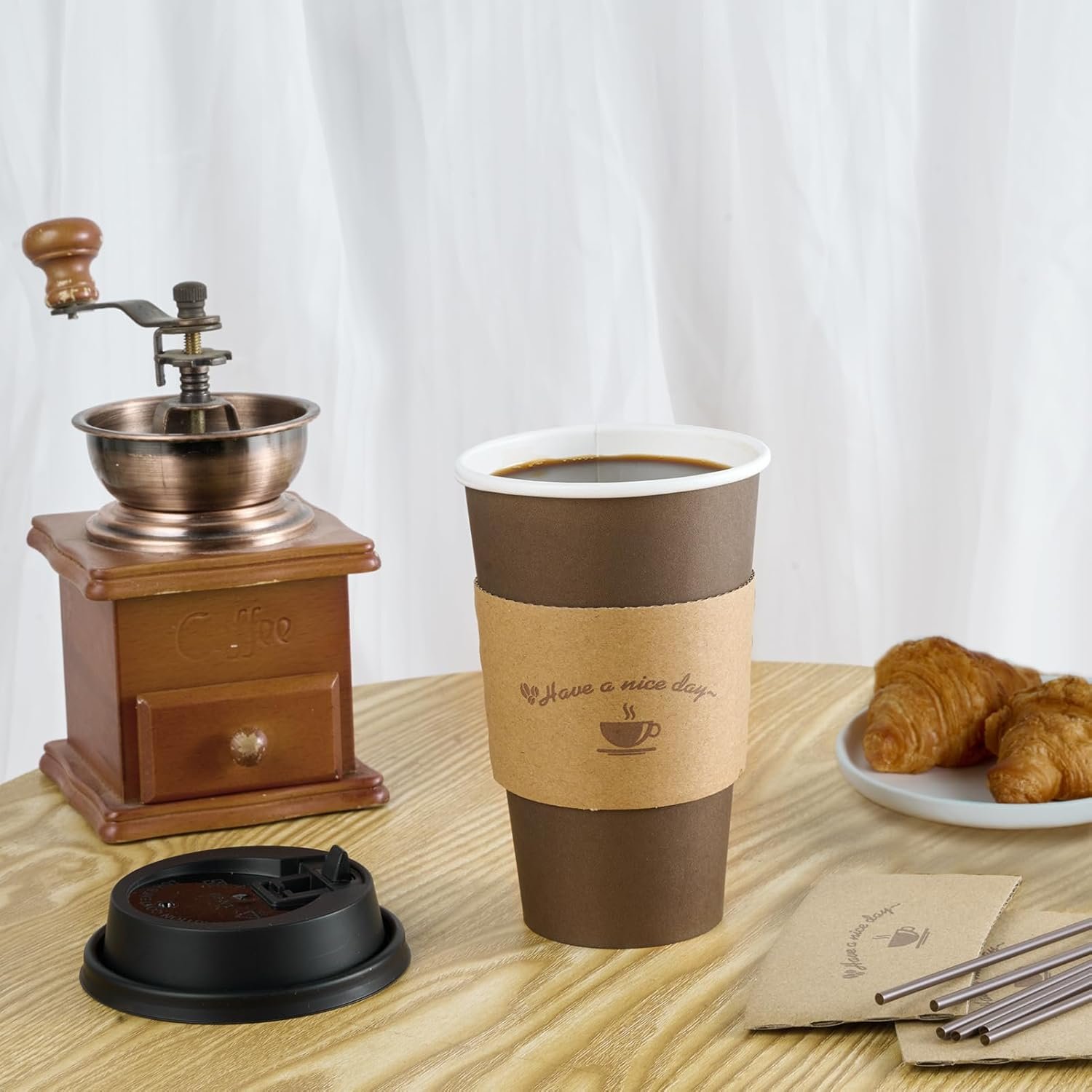 Grossiste de gobelets en papier jetables 16 oz, gobelets à café marron avec couvercles et manches, pour café chaud, eau ou jus, avec logo personnalisé, un choix idéal pour restaurants et magasins en vrac.