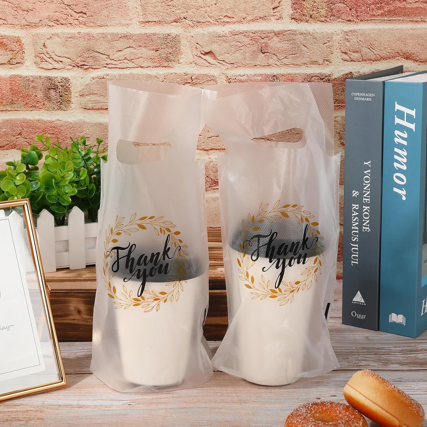 Grossiste de sacs à boissons en plastique avec poignées 1000 unités, 11 x 6,3 pouces, fournisseur de transport pour boissons, logo personnalisé, support pour gobelets de café, jus, lait et thé à emporter. Grossiste de sacs à boissons en plastique avec poignées 1000 unités, 11 x 6,3 pouces, fournisseur de transport pour boissons, logo personnalisé, support pour gobelets de café, jus, lait et thé à emporter.