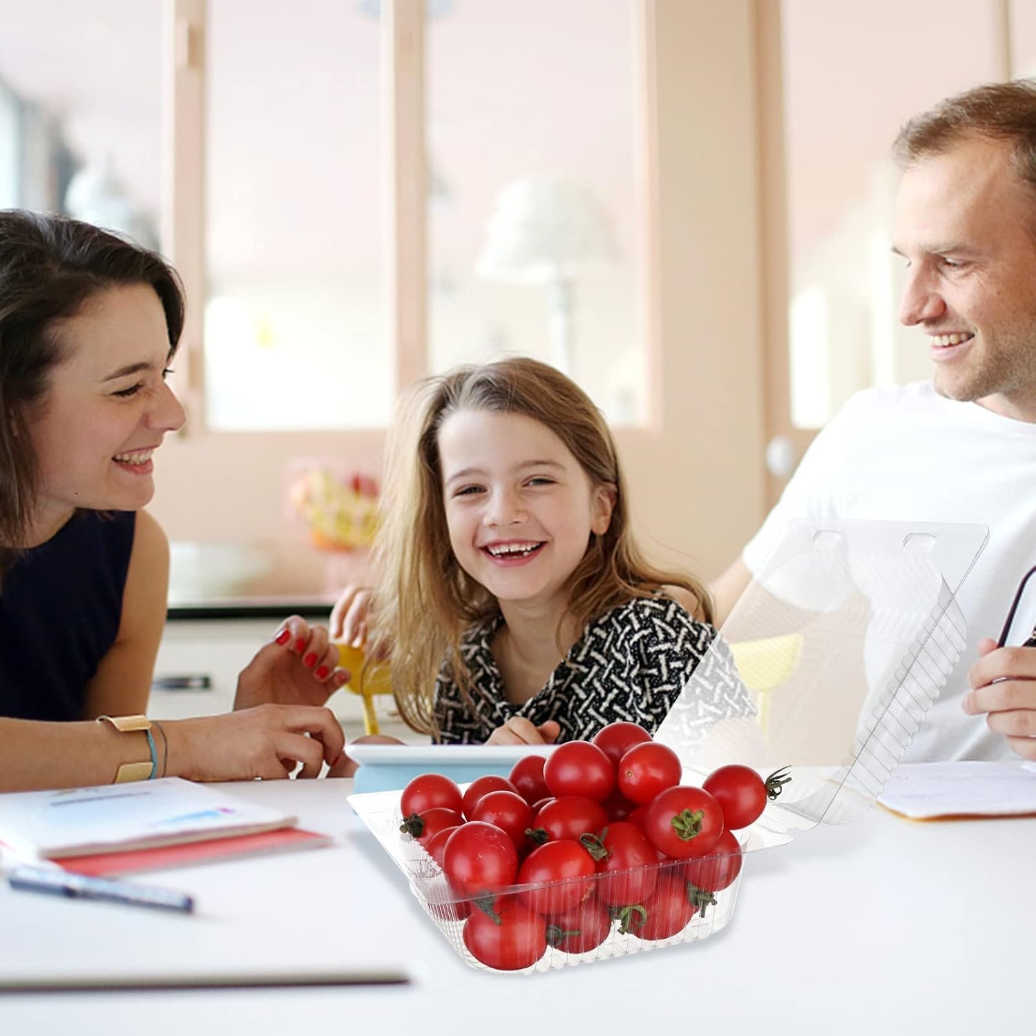 Grossiste de conteneurs alimentaires transparents, boîte à emporter 250 pcs 5x5 pouces, Fournisseur de plateaux à emporter avec logo personnalisé pour restaurants et livraisons en gros.