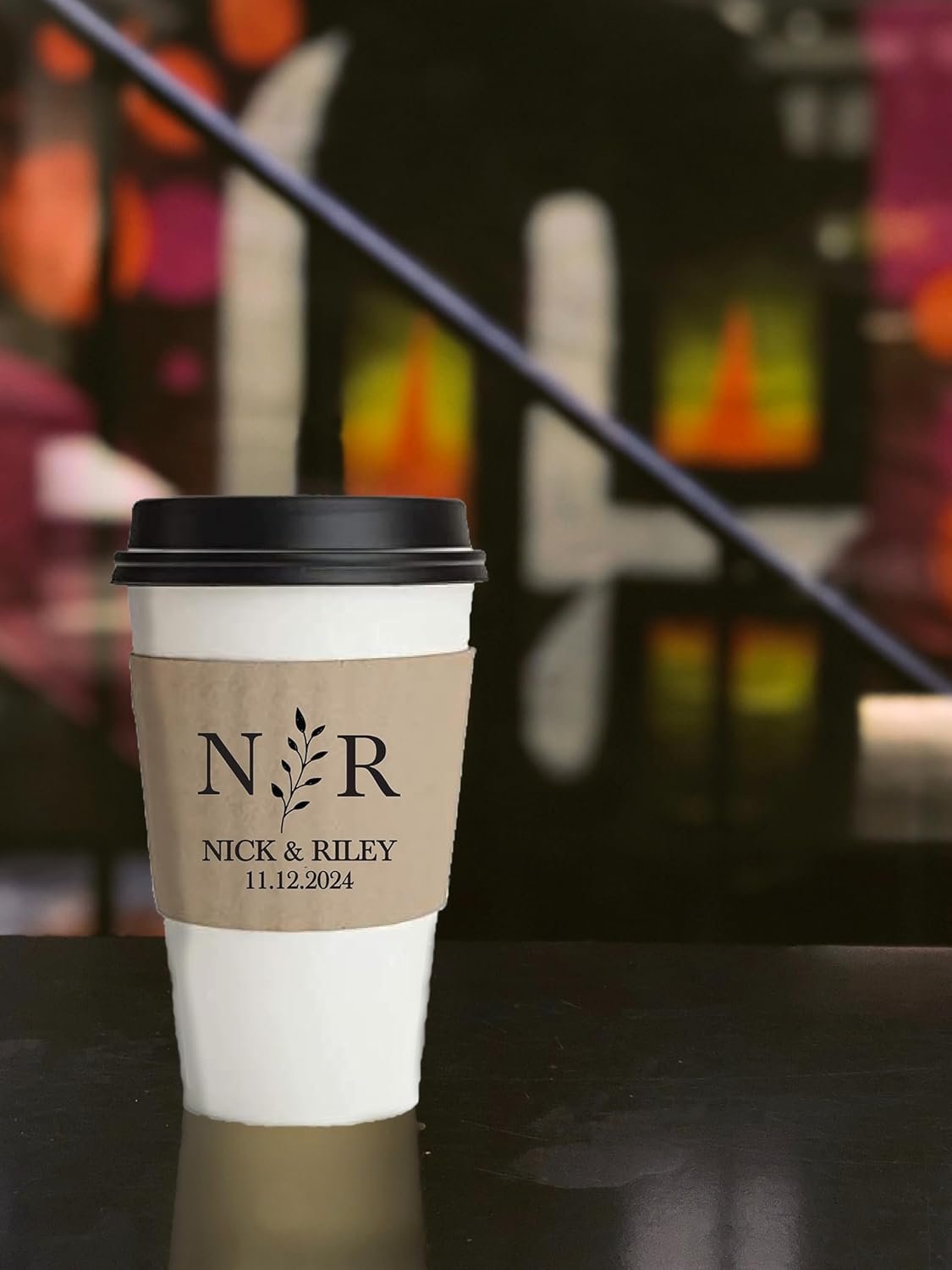 Grossiste de manchons en papier kraft personnalisés pour café ou chocolat chaud, écologiques et jetables, conçus pour les fêtes de mariage, d'anniversaire et de fiançailles, avec logo personnalisé, fournisseur de manchons ondulés pour tasses de 12oz à 20oz.