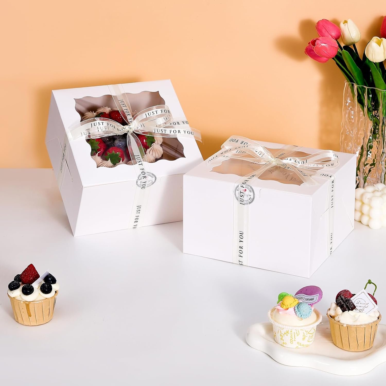 Grossiste 28 Sets de 8x8x5 Boîtes à Gâteau Blanches avec Fenêtre, Contenants à Gâteau Ronds de 8 pouces, OEM Boîtes à Gâteau avec Couvercles pour Pâques et Fête des Mères. Fabricant d'Accessoires de Gâteau en Vrac.