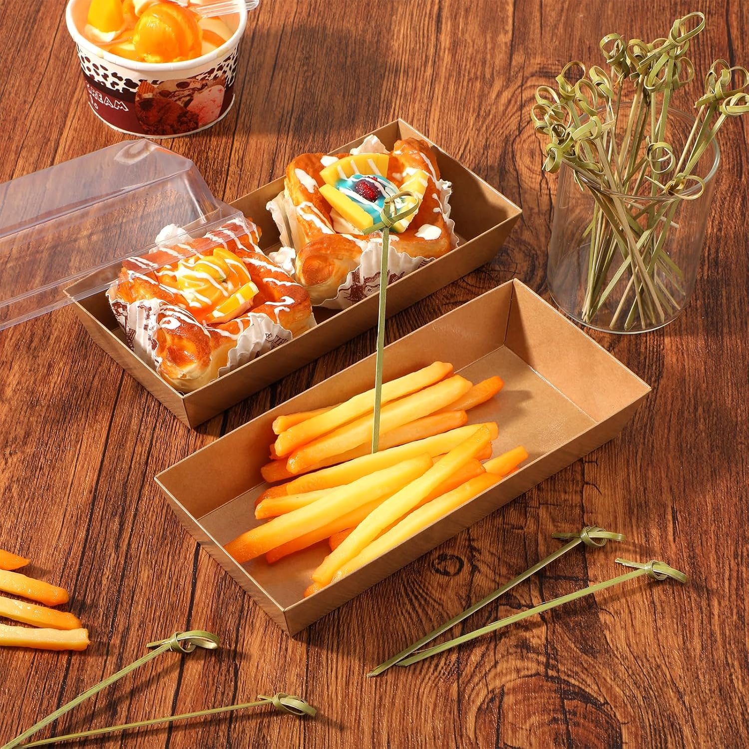 Boîte à charcuterie en vrac de 100 pièces avec couvercles transparents, idéale pour des desserts, sushi et cocktails, avec logo personnalisé et fournie par un fabricant fiable.