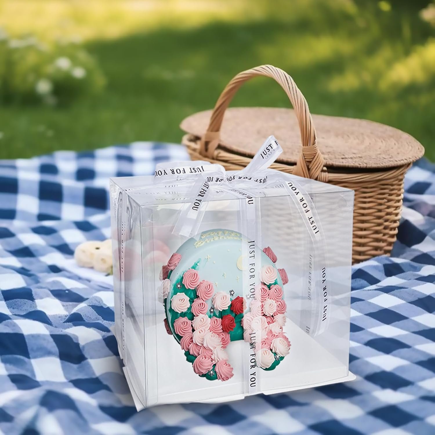 Grossiste Boîtes à Gâteaux Transparentes 6,5x6,5x7in 2-Pack - Fabricant Fournissant Ruban en Satin 2x10 pieds & 4 Décorations en Papier, Logo Personnalisé, Sans BPA pour Mariages et Anniversaires