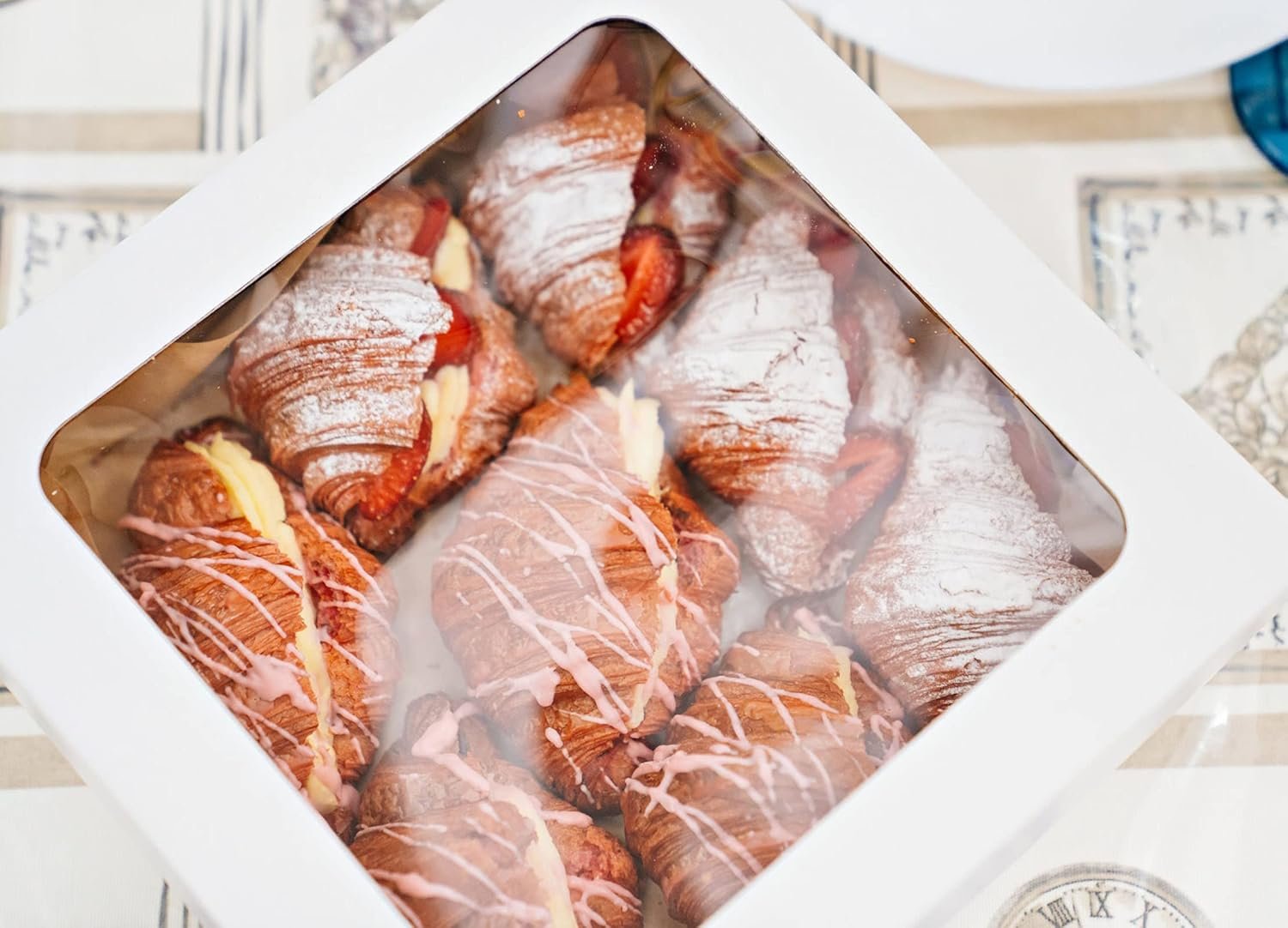 Grossiste Boîtes de Boulangerie 8x8x3 pouces avec fenêtre pour chocolat et fraises, idéal pour gâteau, cupcake, cookie, macaron et cœur brisable, Logo Personnalisé, Fournisseur de Boîtes en Papier (Pack de 30, Blanc)