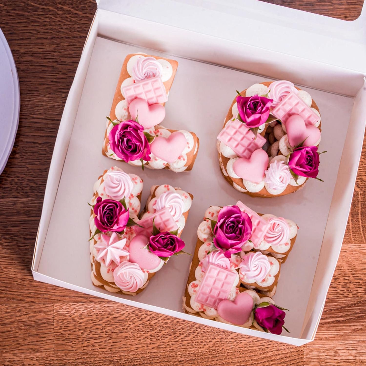Grossiste Boîtes de Boulangerie 8x8x3 pouces avec fenêtre pour chocolat et fraises, idéal pour gâteau, cupcake, cookie, macaron et cœur brisable, Logo Personnalisé, Fournisseur de Boîtes en Papier (Pack de 30, Blanc)
