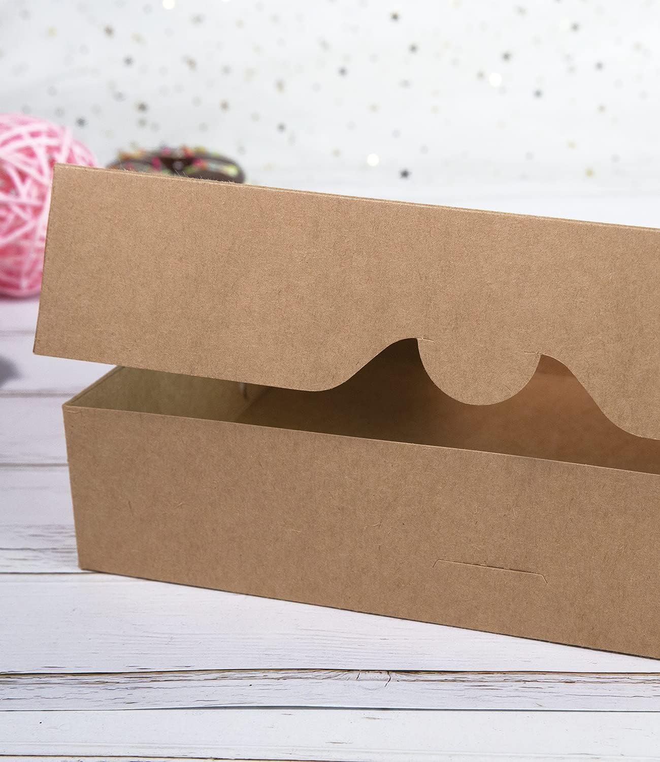 Grossiste Boîte à pâtisserie brune 15 pièces 12x8x2,5 pouces pour donuts et muffins avec couvercle transparent - Fabricant de boîte en papier auto-pop-up pour chocolats et fraises, Logo Personnalisé.