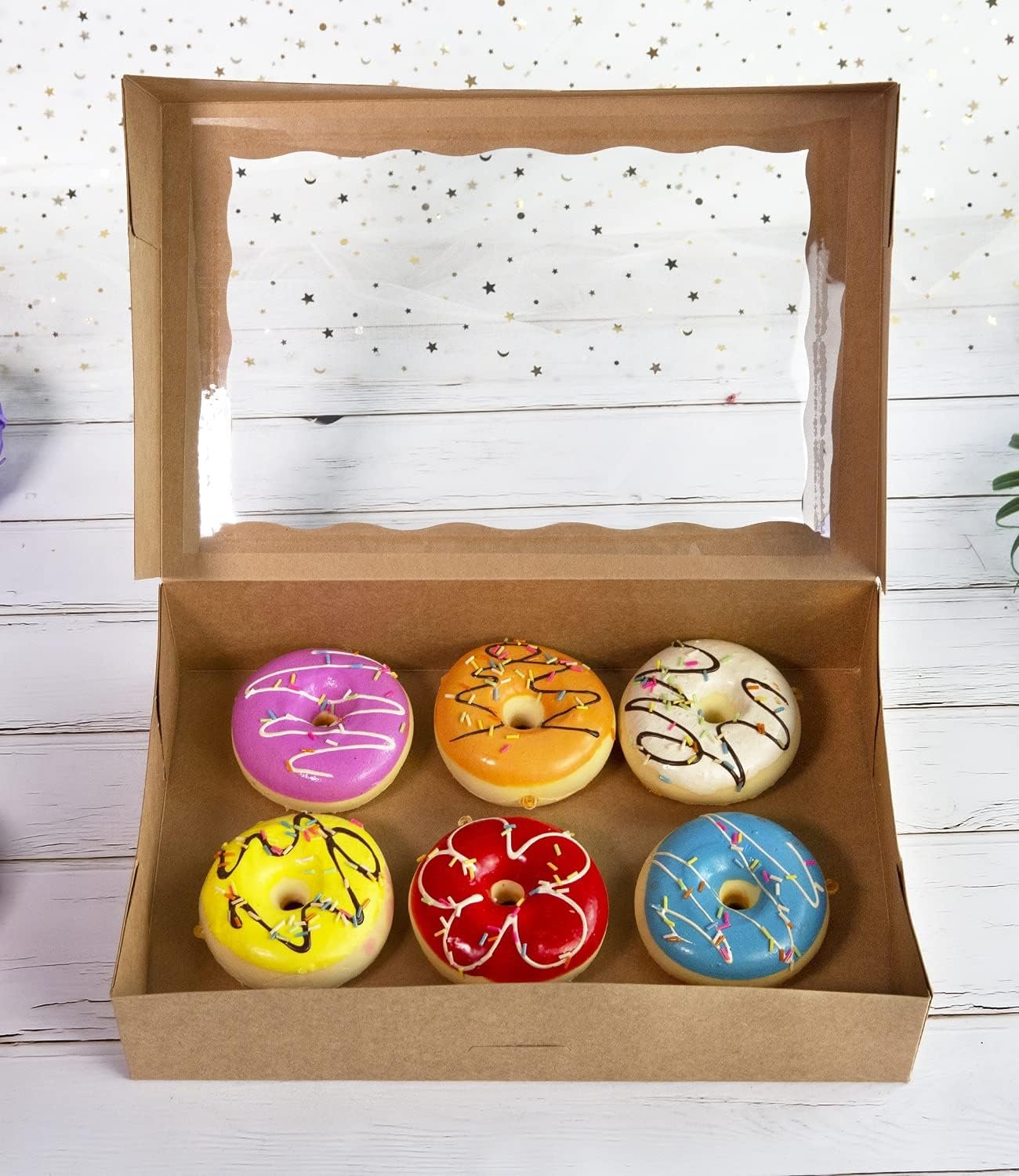 Grossiste Boîte à pâtisserie brune 15 pièces 12x8x2,5 pouces pour donuts et muffins avec couvercle transparent - Fabricant de boîte en papier auto-pop-up pour chocolats et fraises, Logo Personnalisé.