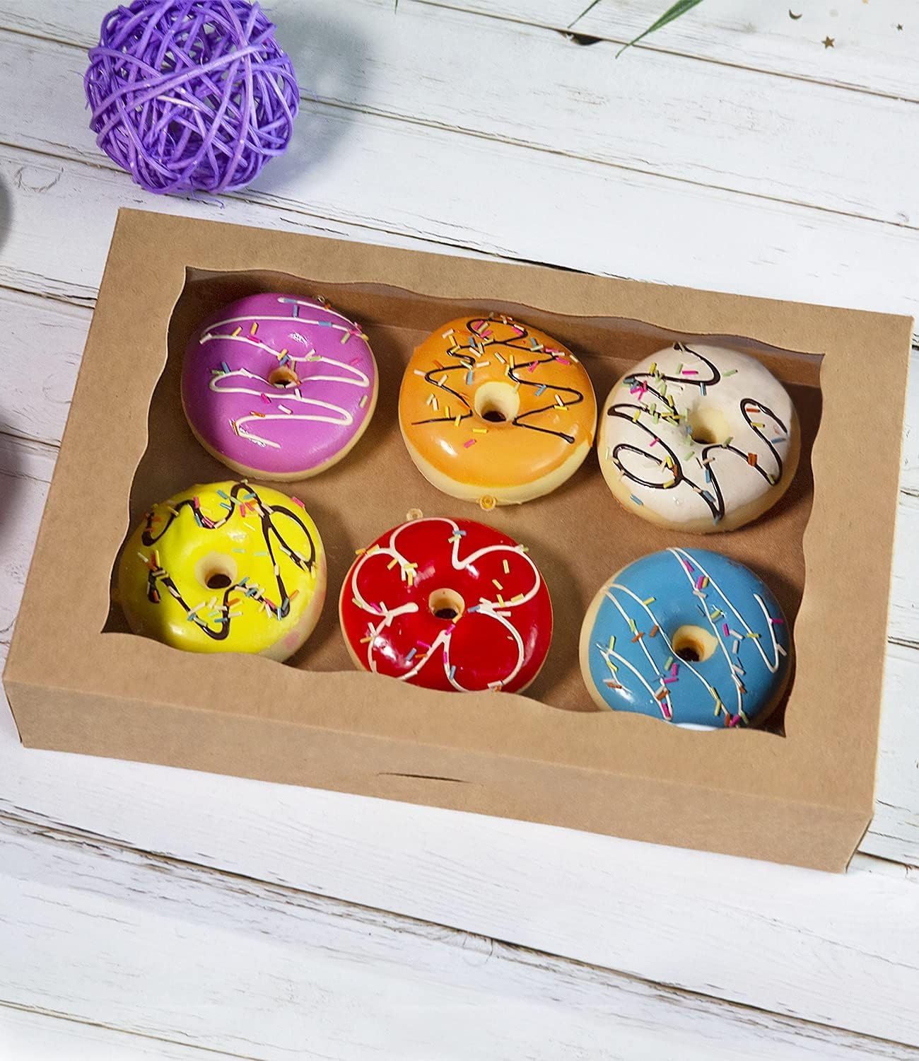 Grossiste Boîte à pâtisserie brune 15 pièces 12x8x2,5 pouces pour donuts et muffins avec couvercle transparent - Fabricant de boîte en papier auto-pop-up pour chocolats et fraises, Logo Personnalisé.