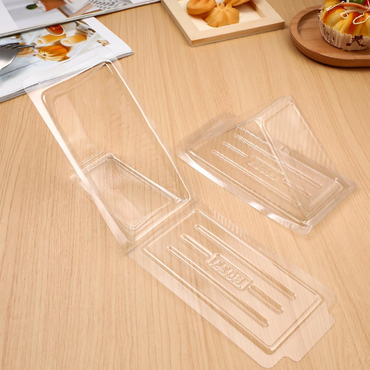 Grossiste Conteneur à sandwich triangulaire en plastique transparent 5,9X3,34X3,14 pouces avec couvercle hinged pour stockage de gâteaux, lunch et nourriture de fête, Logo Personnalisé, Fabricant.
