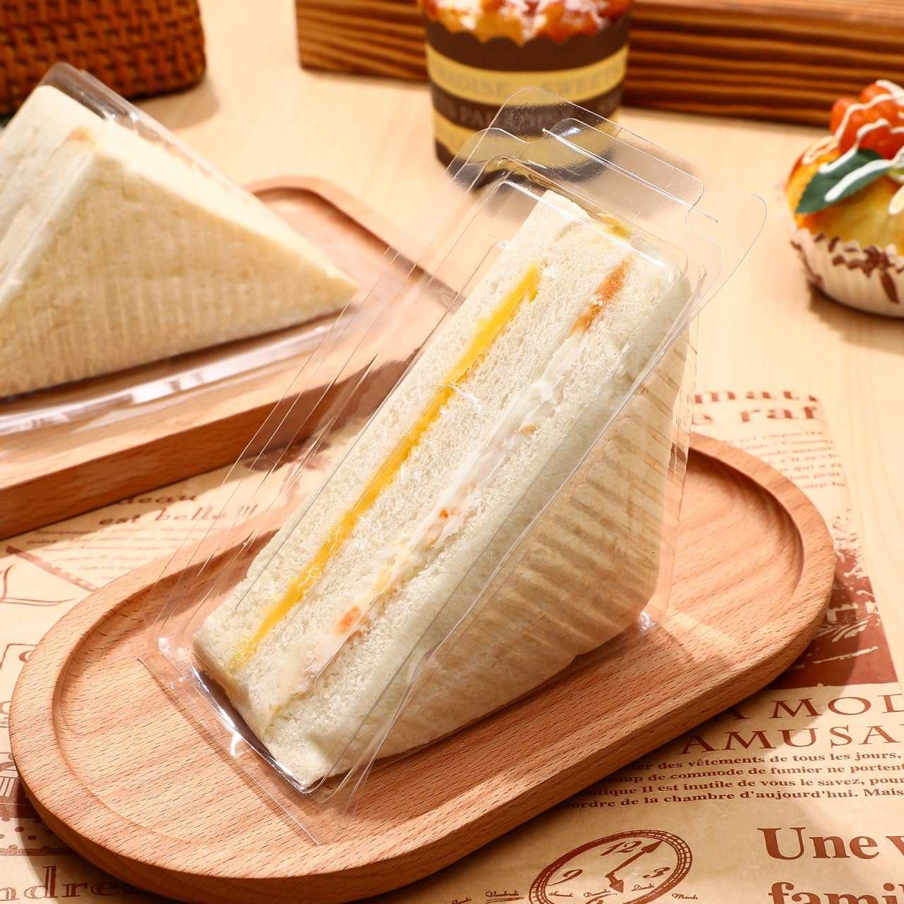 Grossiste Conteneur à sandwich triangulaire en plastique transparent 5,9X3,34X3,14 pouces avec couvercle hinged pour stockage de gâteaux, lunch et nourriture de fête, Logo Personnalisé, Fabricant.