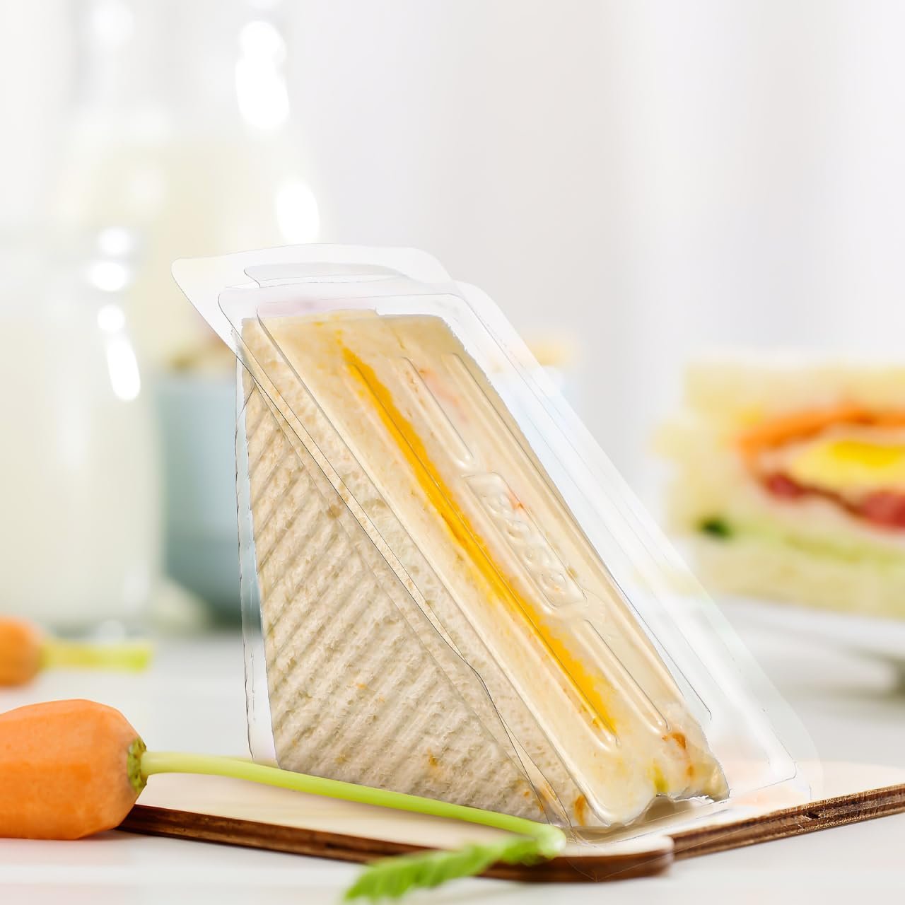 Grossiste Conteneur à sandwich triangulaire en plastique transparent 5,9X3,34X3,14 pouces avec couvercle hinged pour stockage de gâteaux, lunch et nourriture de fête, Logo Personnalisé, Fabricant.