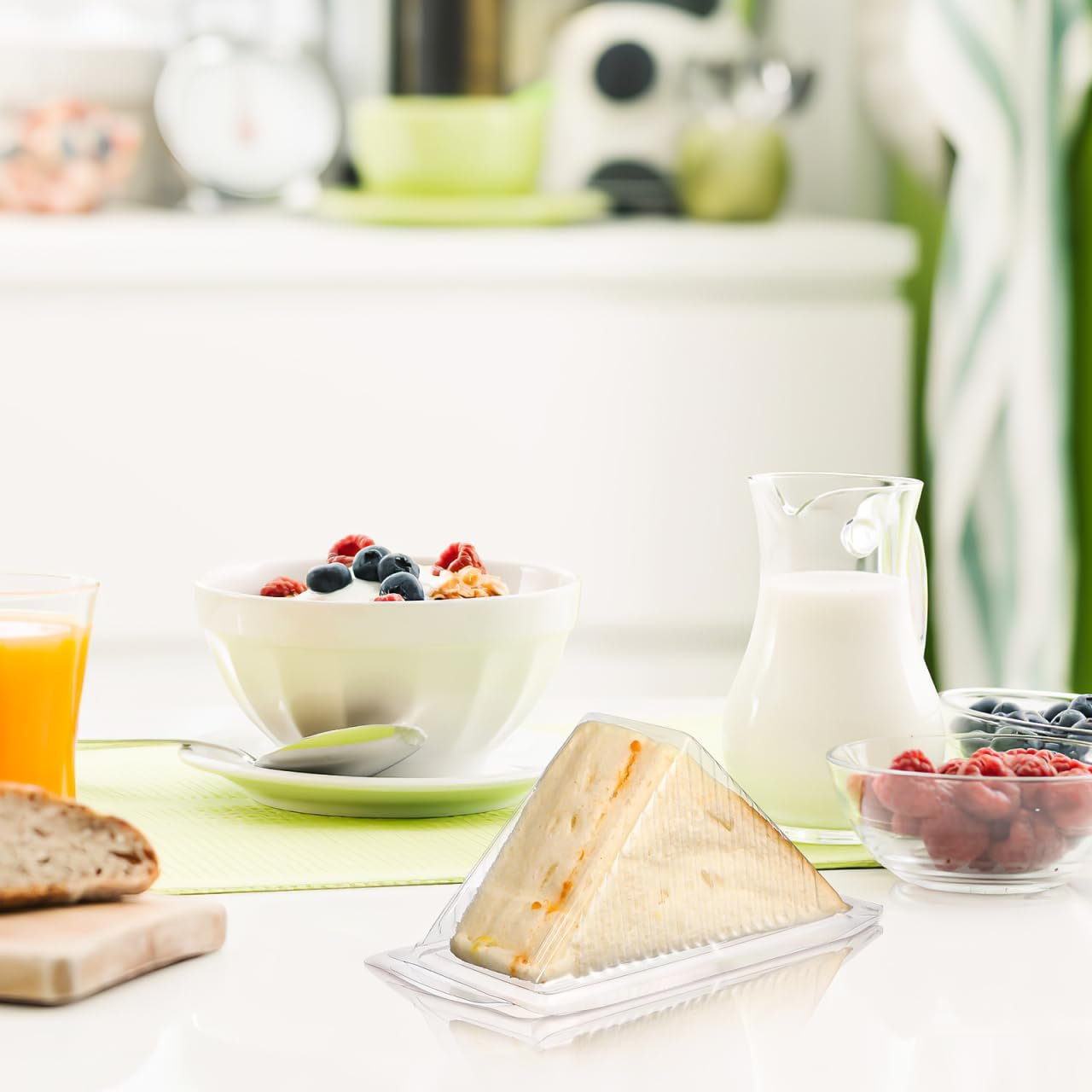 Grossiste Conteneur à sandwich triangulaire en plastique transparent 5,9X3,34X3,14 pouces avec couvercle hinged pour stockage de gâteaux, lunch et nourriture de fête, Logo Personnalisé, Fabricant.