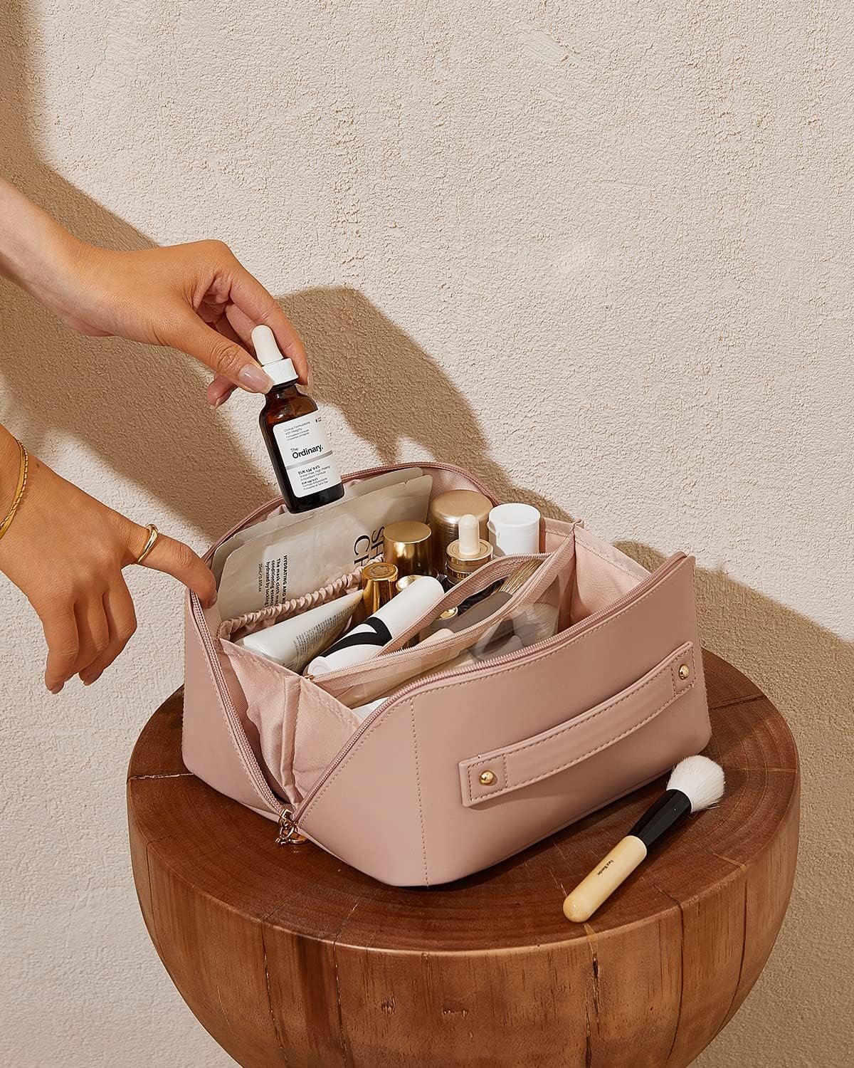 Grossiste de sacs à cosmétiques, grand format imperméable en cuir PU, pour les soins de la peau, pinceaux et essentiels de voyage, avec logo personnalisé et options de fabrication en gros.