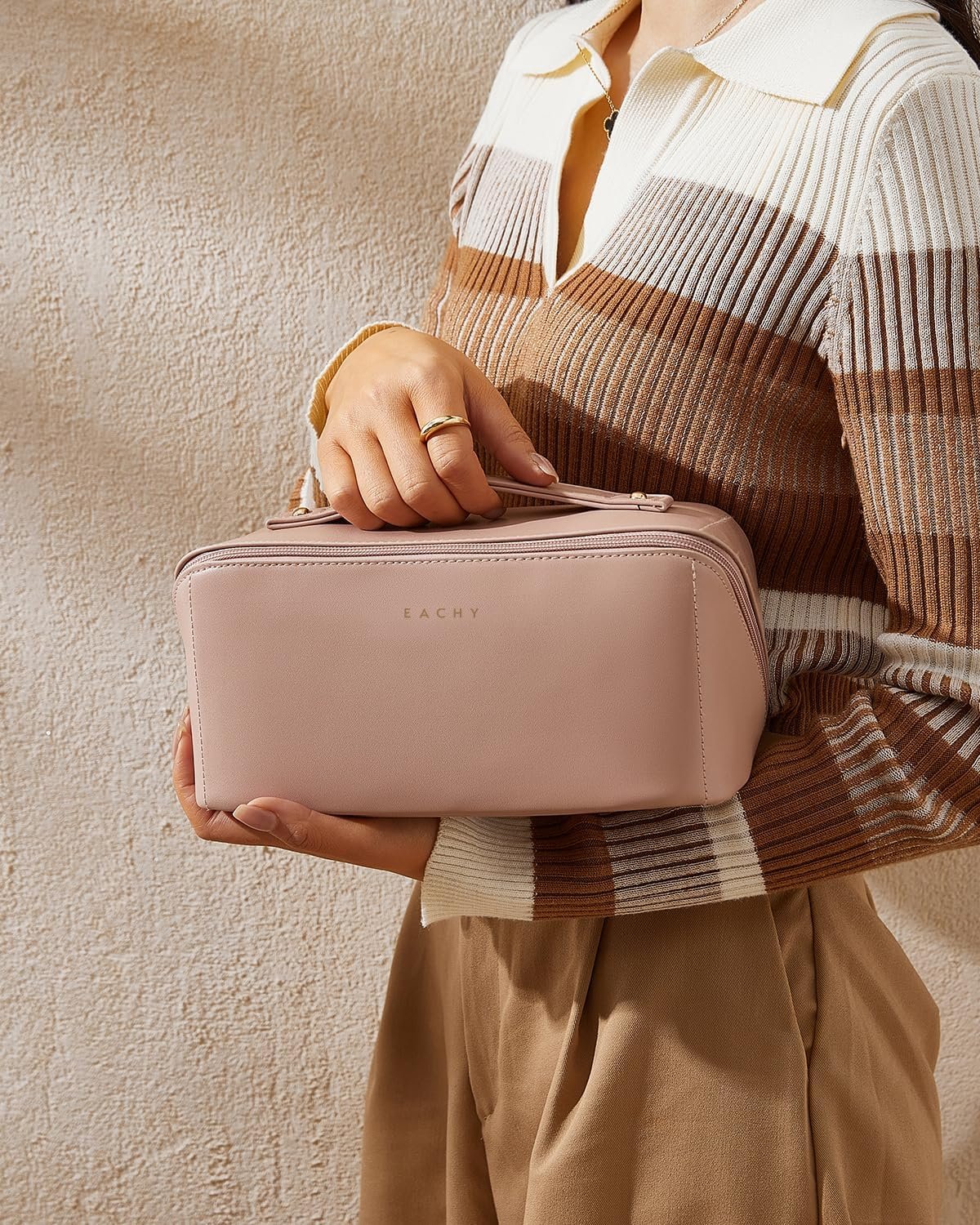 Grossiste de sacs à cosmétiques, grand format imperméable en cuir PU, pour les soins de la peau, pinceaux et essentiels de voyage, avec logo personnalisé et options de fabrication en gros.