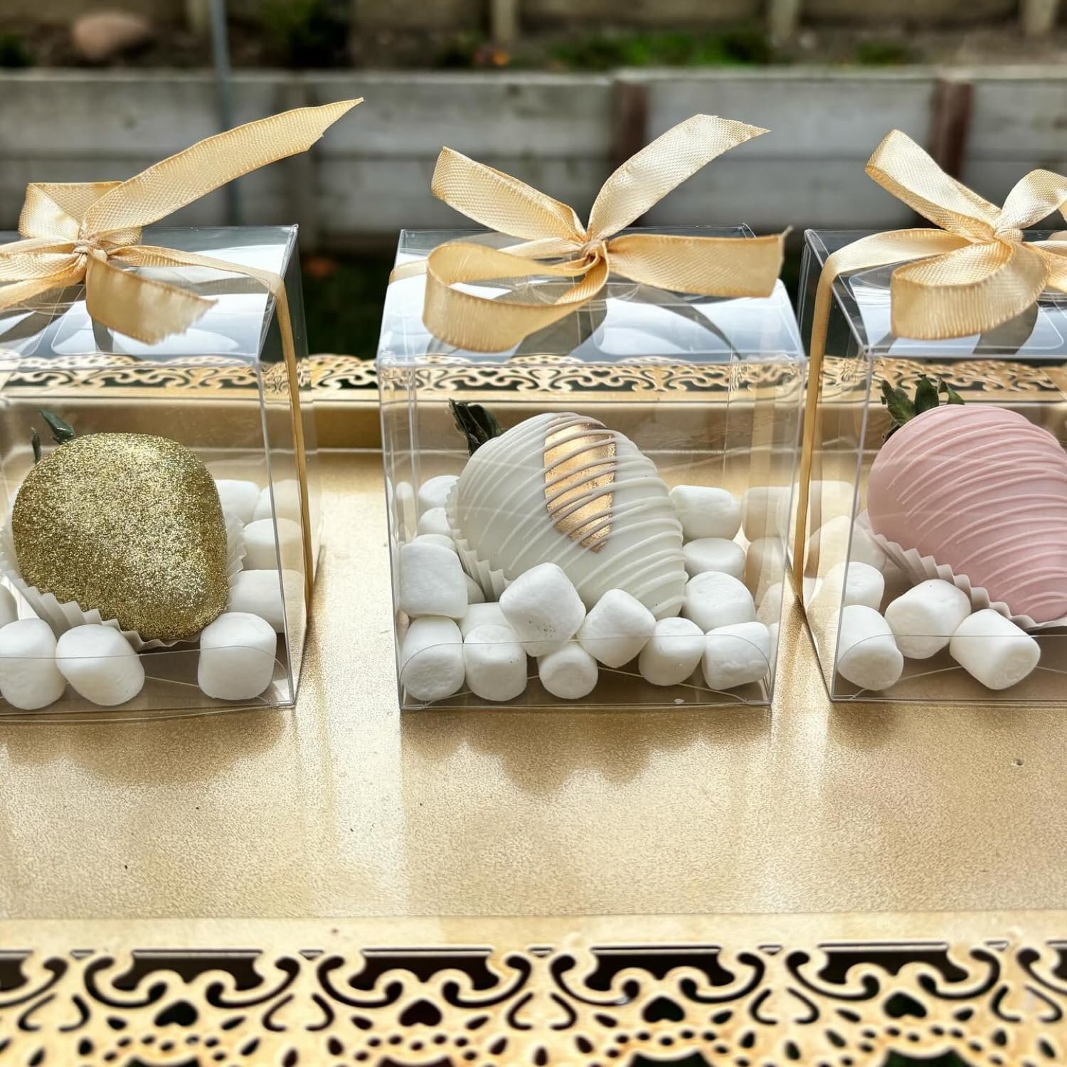 Grossiste en boîte à favor, 50 pcs de boîtes transparentes 3x3x3 pouces, idéal pour marque blanche, contenants pour chocolats et cupcakes, vente en gros pour anniversaires et mariages.