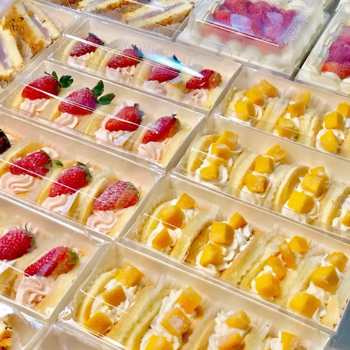 Grossiste de 50 Boîtes en Papier pour Charcuterie avec Couvercles Transparente, Contenants Alimentaires Jetables 7,5'' pour Sandwich, Gâteaux, Fraises, Biscuits au Chocolat, OEM disponible en Vrac