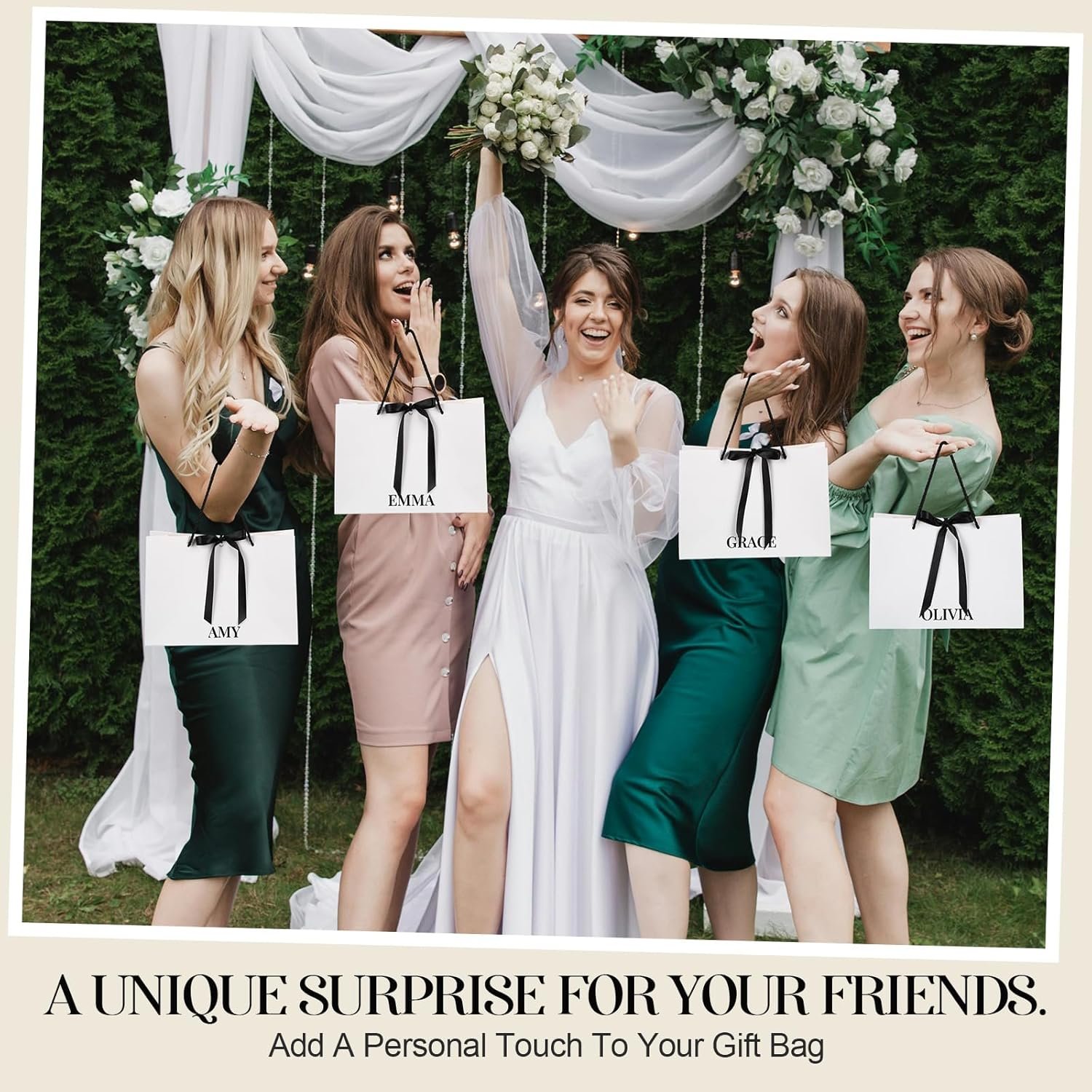 Grossiste Set de 8 Sacs à Cadeaux Personnalisés pour Demoiselles d'Honneur 11x8 in avec Autocollants de Nom et Noeud en Noir et Blanc pour Mariage, Fabricant de Sacs avec Poignées, Vente en Gros pour Mariage, Douche Nuptiale, Fête d'Engagement et Anniversaire