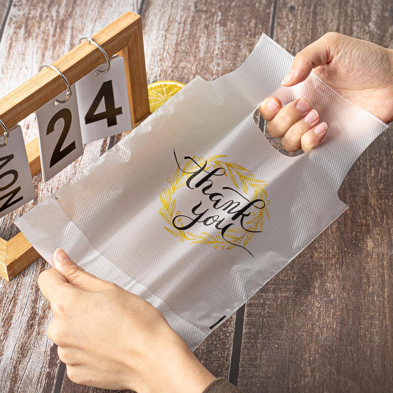 Grossiste de sacs en polyéthylène transparent à poignée, 200 pièces, emballage pour boissons, 11 x 6,3 pouces, avec logo personnalisé, pour café, jus, lait, thé à emporter. Fournisseur idéal pour la vente en gros. Grossiste de sacs en polyéthylène transparent à poignée, 200 pièces, emballage pour boissons, 11 x 6,3 pouces, avec logo personnalisé, pour café, jus, lait, thé à emporter. Fournisseur idéal pour la vente en gros.