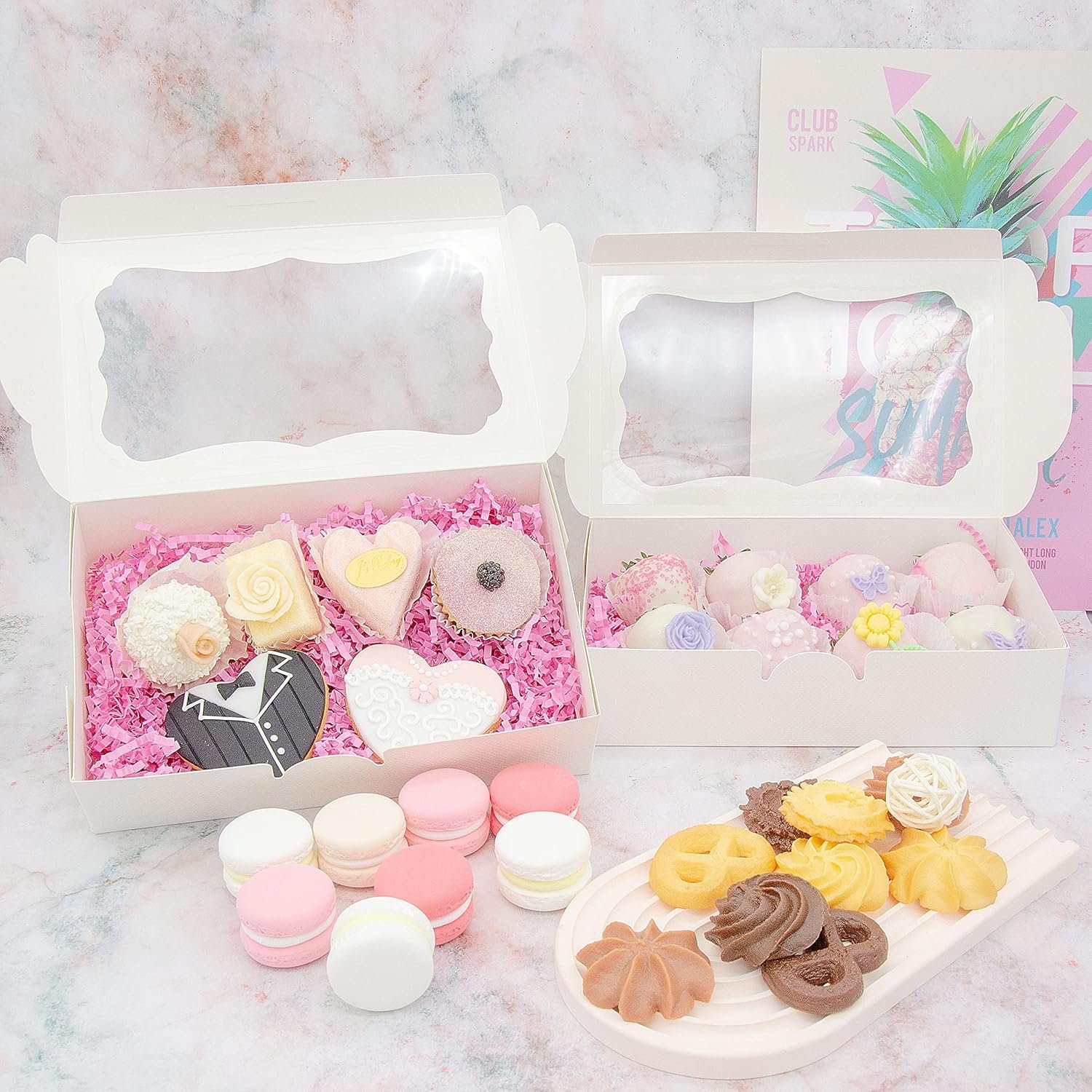 Grossiste Boîtes à pâtisserie blanches 8x5x2 pouces avec fenêtre, Logo Personnalisé pour biscuits, macarons, donuts, muffins, chocolats, cupcakes, et cadeaux en vrac. Fabricant de solutions d'emballage et de friandises. Grossiste Boîtes à pâtisserie blanches 8x5x2 pouces avec fenêtre, Logo Personnalisé pour biscuits, macarons, donuts, muffins, chocolats, cupcakes, et cadeaux en vrac. Fabricant de solutions d'emballage et de friandises.