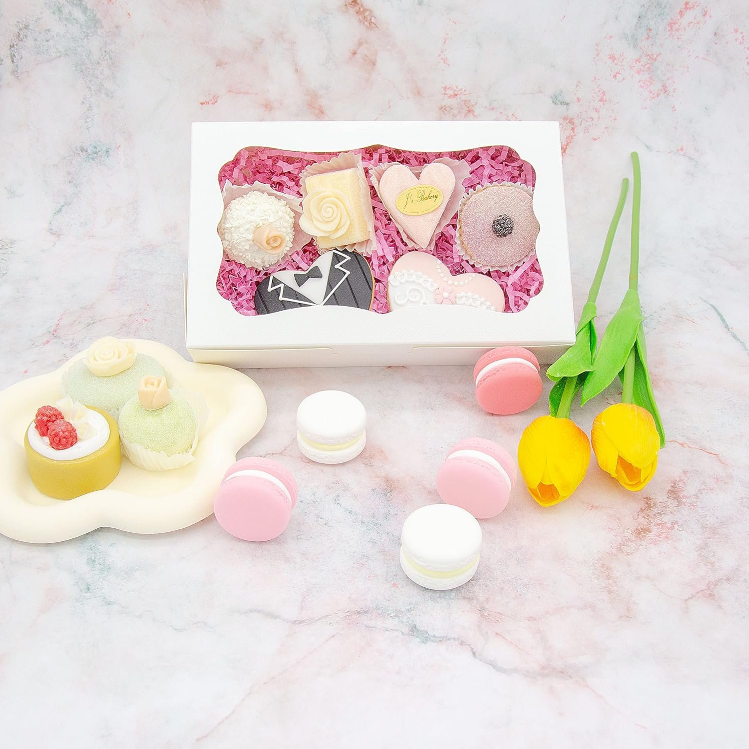 Grossiste Boîtes à pâtisserie blanches 8x5x2 pouces avec fenêtre, Logo Personnalisé pour biscuits, macarons, donuts, muffins, chocolats, cupcakes, et cadeaux en vrac. Fabricant de solutions d'emballage et de friandises. Grossiste Boîtes à pâtisserie blanches 8x5x2 pouces avec fenêtre, Logo Personnalisé pour biscuits, macarons, donuts, muffins, chocolats, cupcakes, et cadeaux en vrac. Fabricant de solutions d'emballage et de friandises.