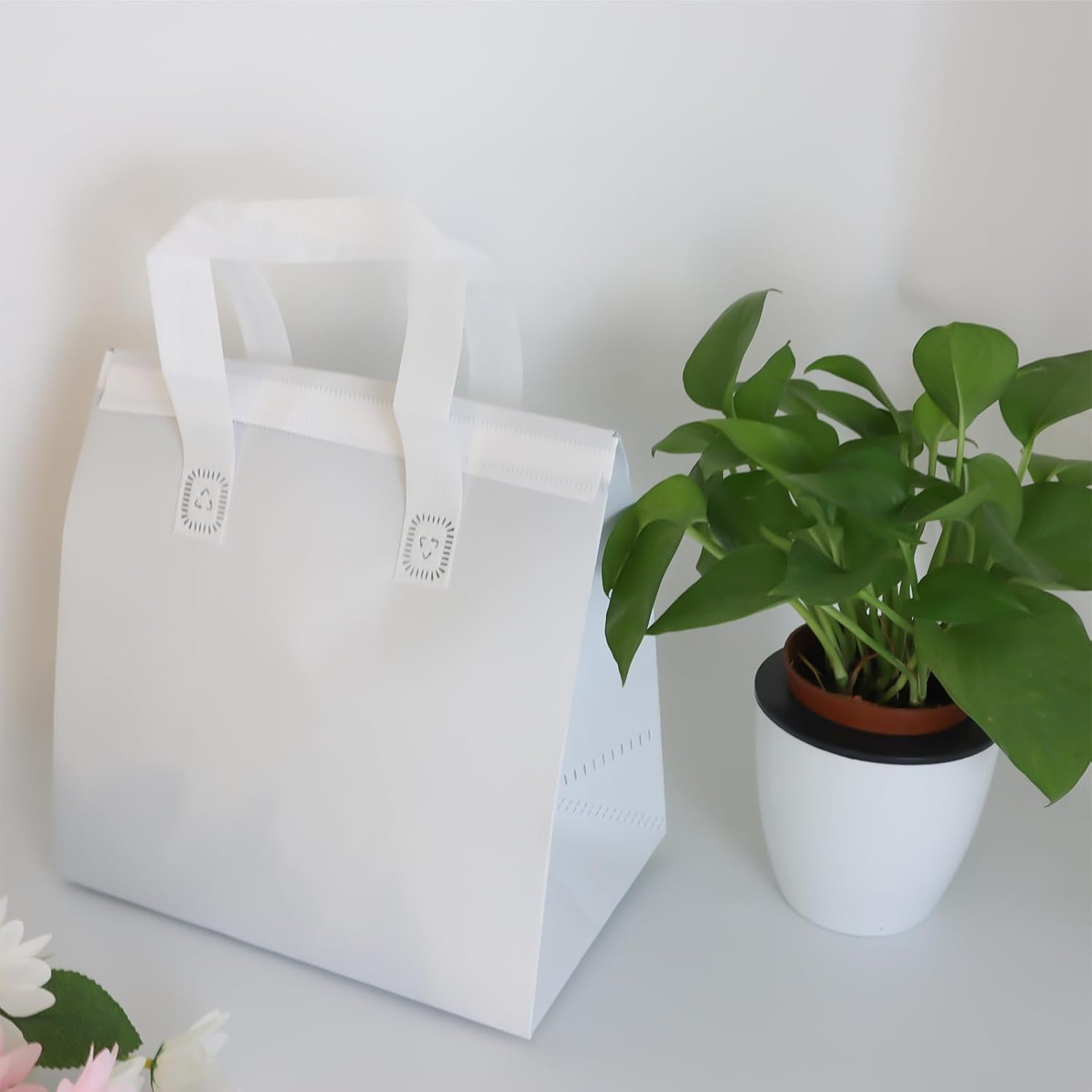 Grossiste 12 sacs isothermes blancs jetables pour le transport de nourriture, idéal pour boissons chaudes et froides, en vrac avec logo personnalisé, fournisseur pour livraisons de repas. Grossiste 12 sacs isothermes blancs jetables pour le transport de nourriture, idéal pour boissons chaudes et froides, en vrac avec logo personnalisé, fournisseur pour livraisons de repas.