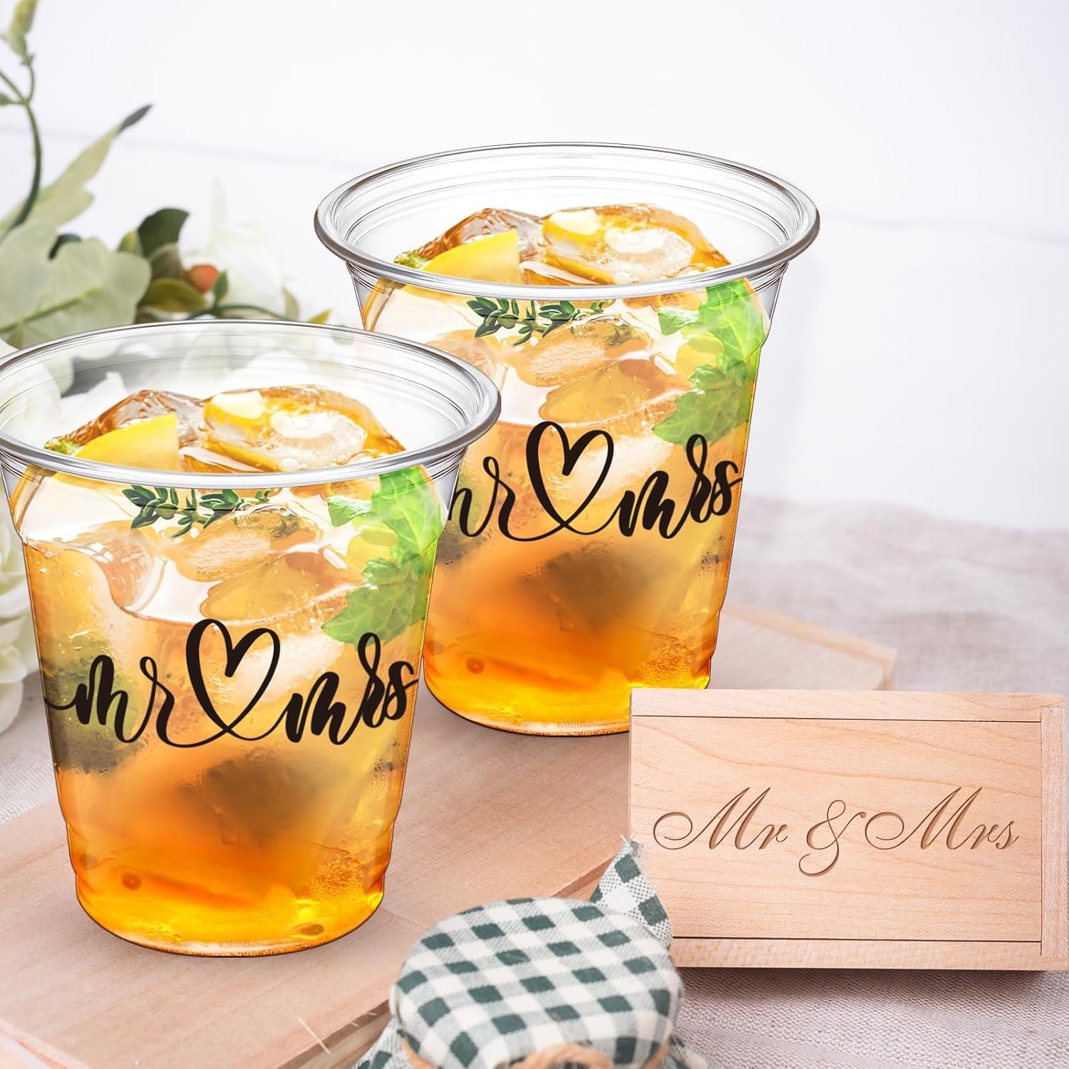 Grossiste en Vrac de gobelets en plastique jetables 10oz pour réception de mariage, Logo Personnalisé pour anniversaire, fête de mariage, shower nuptial (Monsieur et Madame). Fabricant de fournitures de réception. Grossiste en Vrac de gobelets en plastique jetables 10oz pour réception de mariage, Logo Personnalisé pour anniversaire, fête de mariage, shower nuptial (Monsieur et Madame). Fabricant de fournitures de réception.