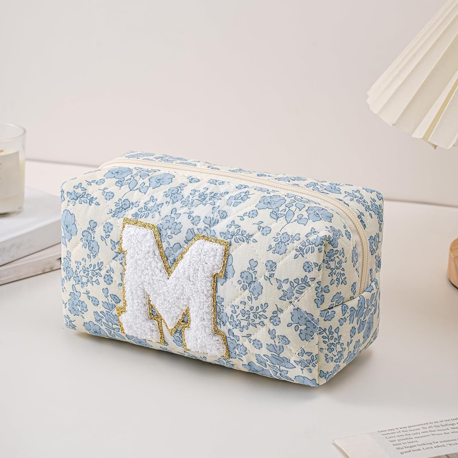 Grossiste Trousse de Maquillage Alphabet en Fleurs pour Femmes, Fabricant de Pochettes de Voyage à Glissière, Cadeaux de Noël pour Filles de 6 à 18 ans, Logo Personnalisé, Organisateur Tendance (Bleu Floral M)