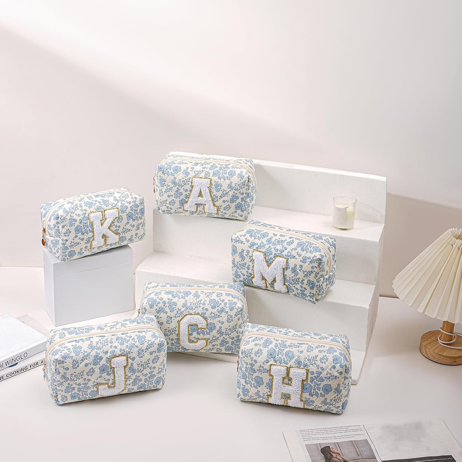 Grossiste Trousse de Maquillage Alphabet en Fleurs pour Femmes, Fabricant de Pochettes de Voyage à Glissière, Cadeaux de Noël pour Filles de 6 à 18 ans, Logo Personnalisé, Organisateur Tendance (Bleu Floral M)