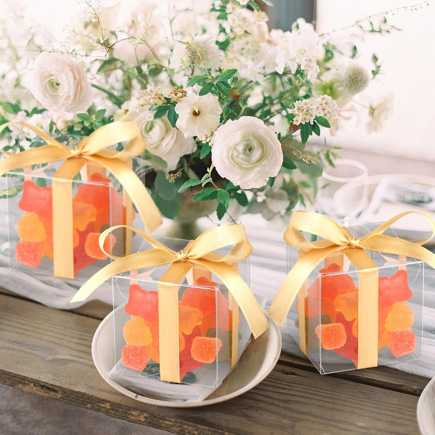 Boîte cadeau en plastique transparent 2x2x2 pouces, gros fournisseur d'articles de fête avec ruban doré, boîte macramé pour mariage, baptêmes et Noël, OEM disponible.