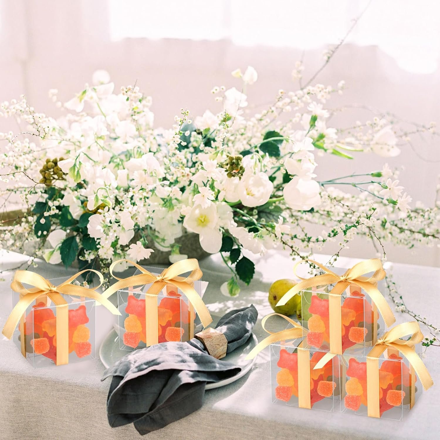 Boîte cadeau en plastique transparent 2x2x2 pouces, gros fournisseur d'articles de fête avec ruban doré, boîte macramé pour mariage, baptêmes et Noël, OEM disponible.