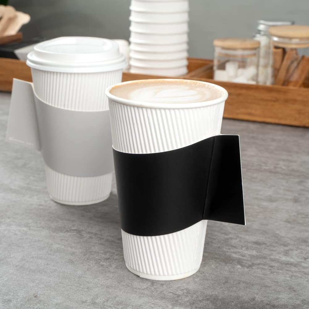 Grossiste en Vrac : Manchons à café chaud Restpresso avec poignée, 50 manchons jetables pour tasses - Tasses vendues séparément, s'adapte aux tasses de 12, 16 et 20 onces, logo personnalisé en papier noir. Fabricant de solutions d'emballage.