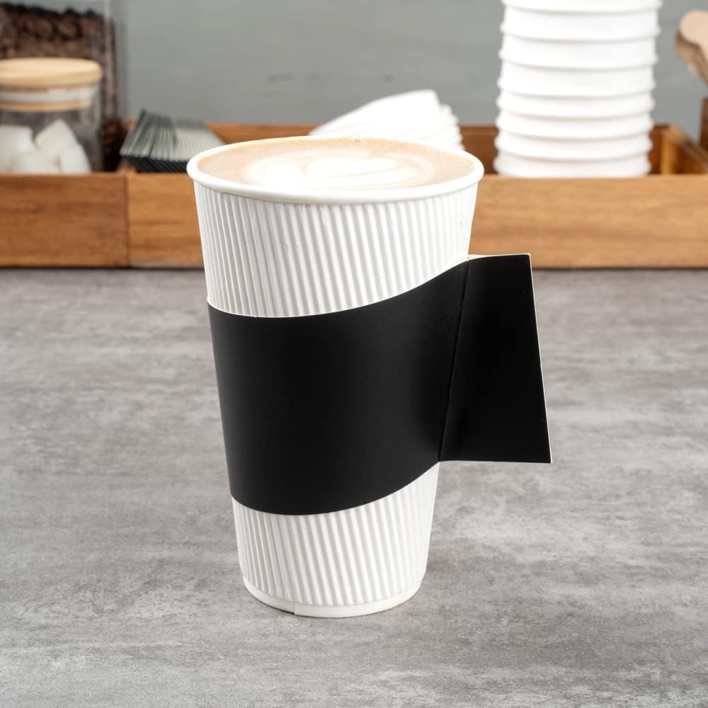 Grossiste en Vrac : Manchons à café chaud Restpresso avec poignée, 50 manchons jetables pour tasses - Tasses vendues séparément, s'adapte aux tasses de 12, 16 et 20 onces, logo personnalisé en papier noir. Fabricant de solutions d'emballage.