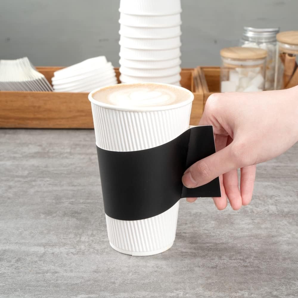 Grossiste en Vrac : Manchons à café chaud Restpresso avec poignée, 50 manchons jetables pour tasses - Tasses vendues séparément, s'adapte aux tasses de 12, 16 et 20 onces, logo personnalisé en papier noir. Fabricant de solutions d'emballage.