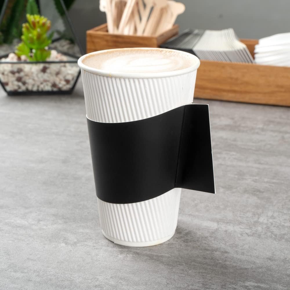 Grossiste en Vrac : Manchons à café chaud Restpresso avec poignée, 50 manchons jetables pour tasses - Tasses vendues séparément, s'adapte aux tasses de 12, 16 et 20 onces, logo personnalisé en papier noir. Fabricant de solutions d'emballage.