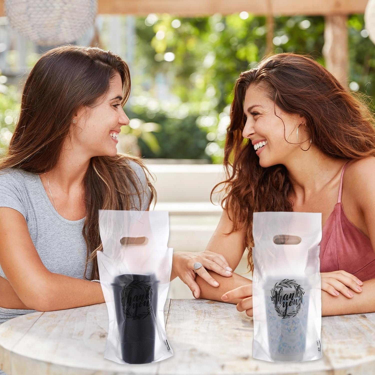 Grossiste sacs à boire avec poignées 1000 unités pour boissons, 11 x 6,3 pouces, OEM, fabrication en plastique pour transport de cafés, jus, lait et thés. Fournisseur de sacs en poly pour livraison et emport. Grossiste sacs à boire avec poignées 1000 unités pour boissons, 11 x 6,3 pouces, OEM, fabrication en plastique pour transport de cafés, jus, lait et thés. Fournisseur de sacs en poly pour livraison et emport.