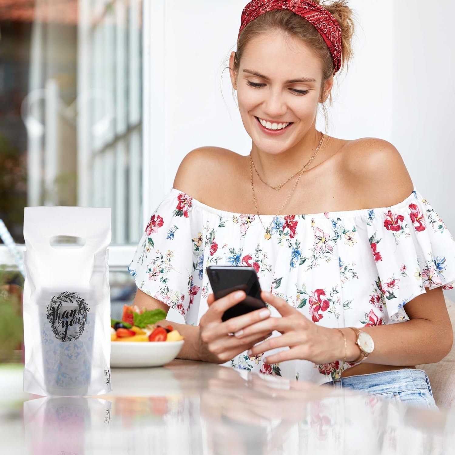 Grossiste sacs à boire avec poignées 1000 unités pour boissons, 11 x 6,3 pouces, OEM, fabrication en plastique pour transport de cafés, jus, lait et thés. Fournisseur de sacs en poly pour livraison et emport. Grossiste sacs à boire avec poignées 1000 unités pour boissons, 11 x 6,3 pouces, OEM, fabrication en plastique pour transport de cafés, jus, lait et thés. Fournisseur de sacs en poly pour livraison et emport.