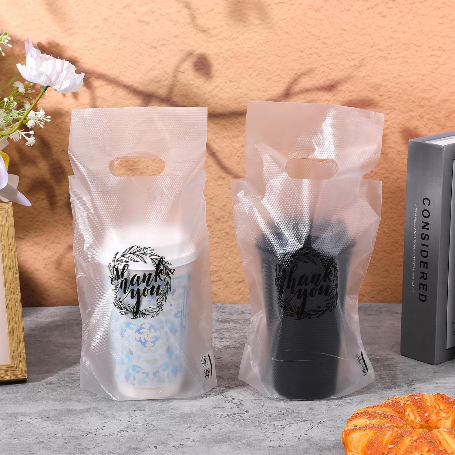 Grossiste sacs à boire avec poignées 1000 unités pour boissons, 11 x 6,3 pouces, OEM, fabrication en plastique pour transport de cafés, jus, lait et thés. Fournisseur de sacs en poly pour livraison et emport. Grossiste sacs à boire avec poignées 1000 unités pour boissons, 11 x 6,3 pouces, OEM, fabrication en plastique pour transport de cafés, jus, lait et thés. Fournisseur de sacs en poly pour livraison et emport.