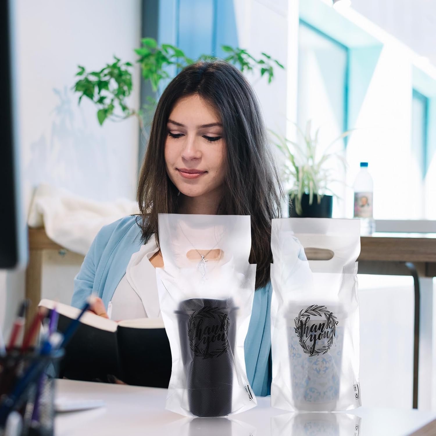 Grossiste sacs à boire avec poignées 1000 unités pour boissons, 11 x 6,3 pouces, OEM, fabrication en plastique pour transport de cafés, jus, lait et thés. Fournisseur de sacs en poly pour livraison et emport. Grossiste sacs à boire avec poignées 1000 unités pour boissons, 11 x 6,3 pouces, OEM, fabrication en plastique pour transport de cafés, jus, lait et thés. Fournisseur de sacs en poly pour livraison et emport.