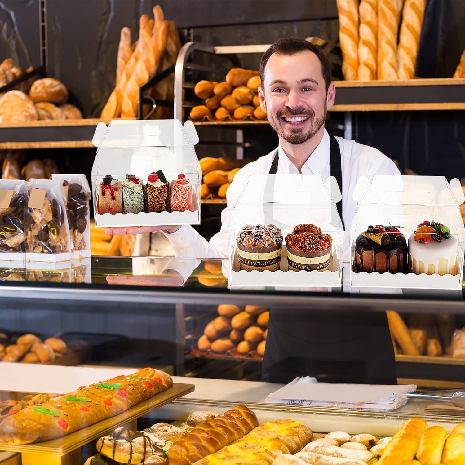 Grossiste Boîtes Gables Transparentes - 25 Pcs Boîtes Favor avec Poignées et Carton pour Cookies, Pâtisseries, Cupcakes et Desserts 6,3 x 3,6 x 3,6'' - Marque Blanche et Personnalisation Disponibles