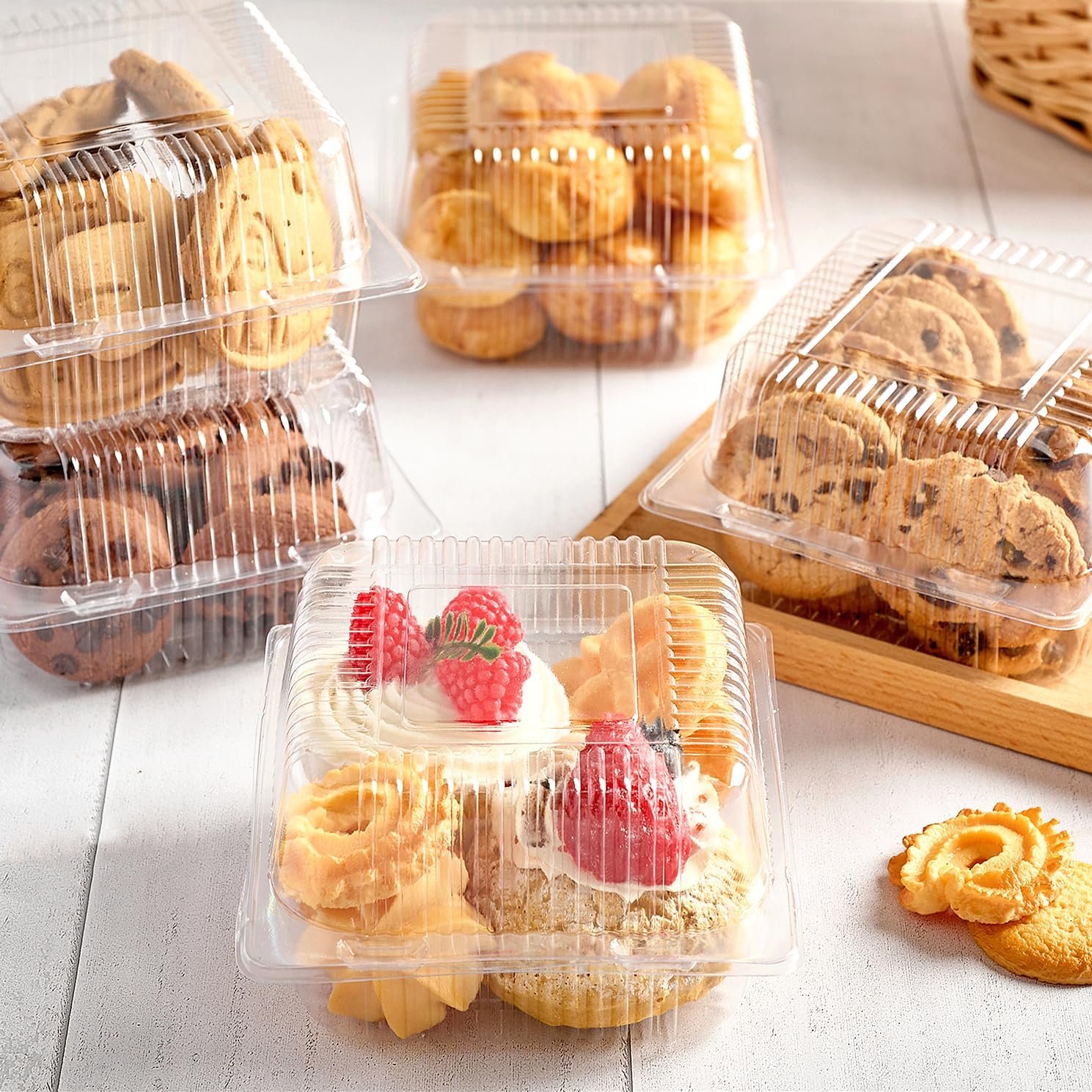 Grossiste conteneurs alimentaires en plastique transparents, boîtes à emporter en vrac pour part de gâteau, salade, sandwichs, desserts et cookies, avec logo personnalisé et couvercles à charnière.