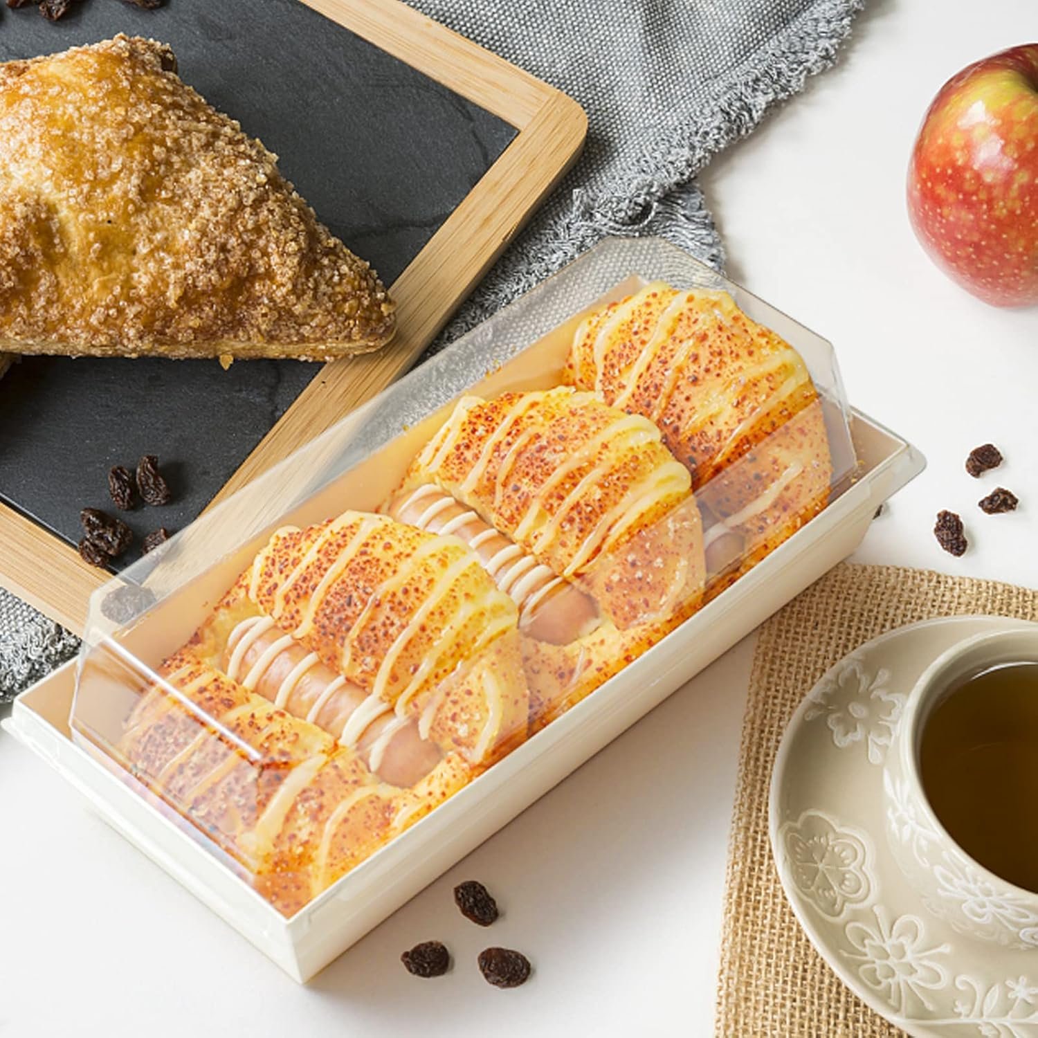 Grossiste Boîtes à Charcuterie 50 pièces, Réservoirs alimentaires en papier jetables rectangulaires blancs de 4,7 pouces avec couvercles transparents, OEM pour gâteaux, cookies, sandwiches, desserts, fraises, Marque Blanche.