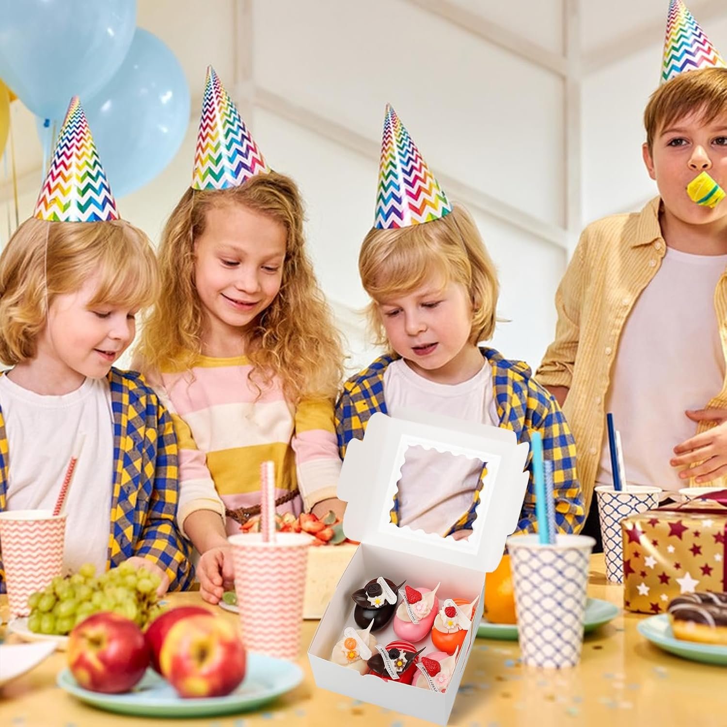 Grossiste en Boîtes de Pâtisserie Blanches avec Fenêtre 50pcs 6x6x3 Pouces, OEM pour Cookies, Chocolats, Cupcakes et Petites Tartes, Logo Personnalisé. Grossiste en Boîtes de Pâtisserie Blanches avec Fenêtre 50pcs 6x6x3 Pouces, OEM pour Cookies, Chocolats, Cupcakes et Petites Tartes, Logo Personnalisé.