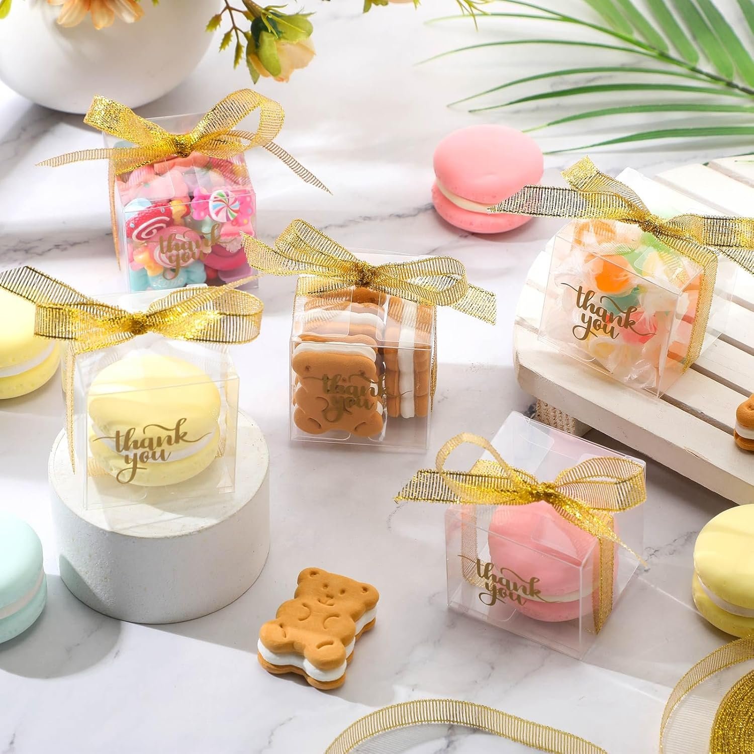 Grossiste Boîtes Transparentes 200 Pcs Boîtes à Cadeaux en Plastique avec Couvercle Ruban et Étiquettes Merci pour Bonbons Macarons Cupcakes (2 x 2 x 2 Pouces) Personnalisation de Logo Fournisseur Vente en Gros Grossiste Boîtes Transparentes 200 Pcs Boîtes à Cadeaux en Plastique avec Couvercle Ruban et Étiquettes Merci pour Bonbons Macarons Cupcakes (2 x 2 x 2 Pouces) Personnalisation de Logo Fournisseur Vente en Gros