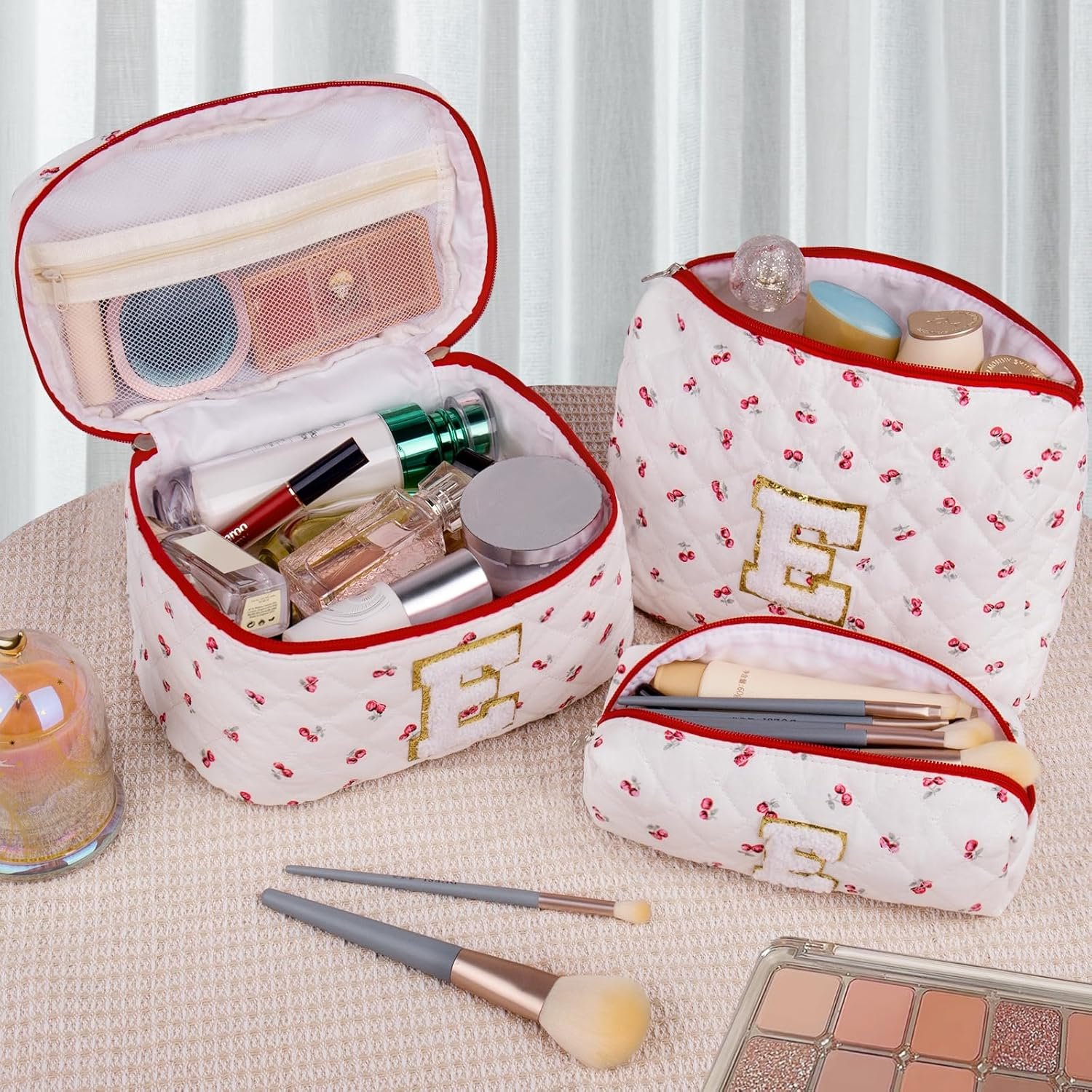 Grossiste Set de trousses de maquillage, Trousse de maquillage personnalisée matelassée, grand sac cosmétique floral pour femmes, sac à cosmétiques en coton tendance, Fournisseur de trousses de toilette floral pour adolescentes, Logo Personnalisé, cadeau à la mode.