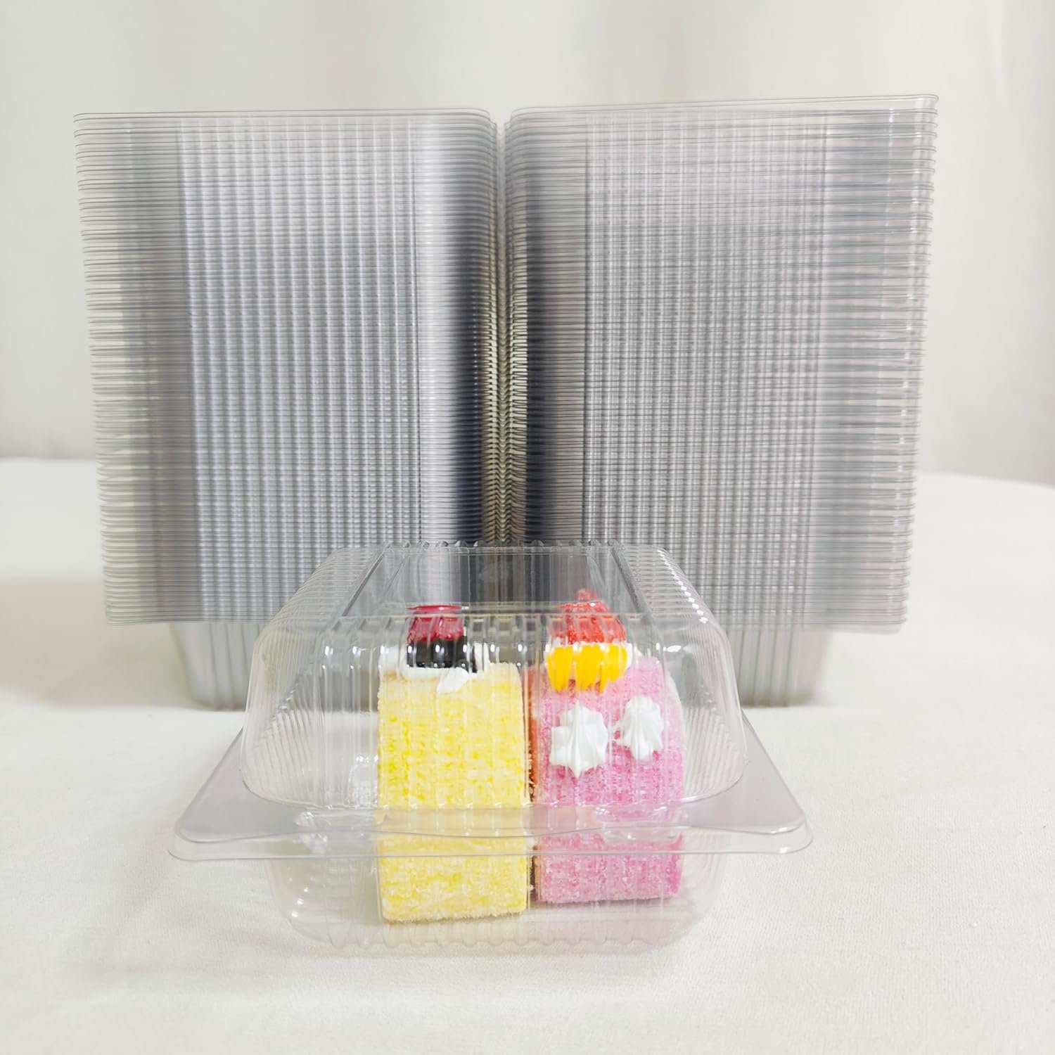 Conteneur à cupcake transparent de 50 pièces avec charnière, grossiste de contenants en plastique épais pour part de gâteau, fournisseur de coupelles à salade à emporter. Conteneur à cupcake transparent de 50 pièces avec charnière, grossiste de contenants en plastique épais pour part de gâteau, fournisseur de coupelles à salade à emporter.
