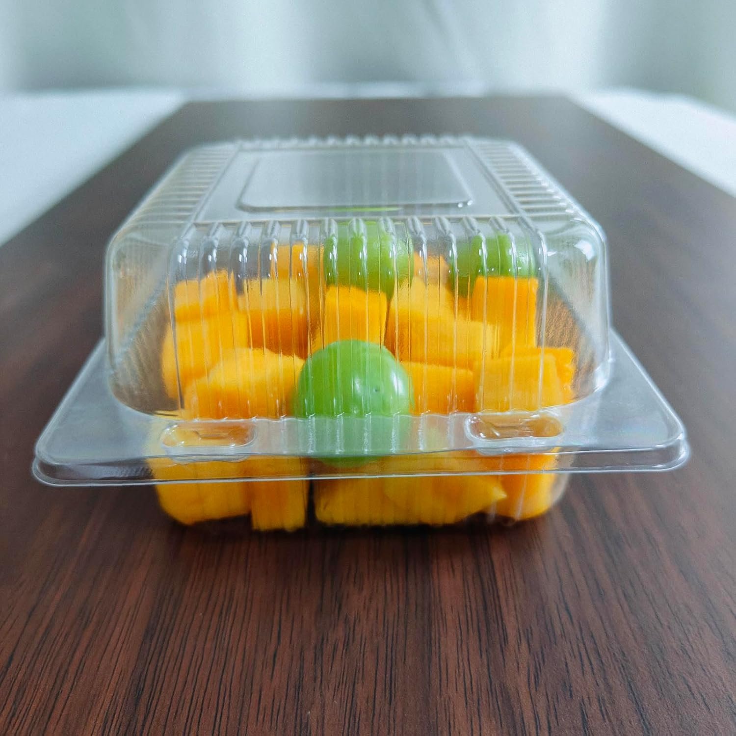 Conteneur à cupcake transparent de 50 pièces avec charnière, grossiste de contenants en plastique épais pour part de gâteau, fournisseur de coupelles à salade à emporter.