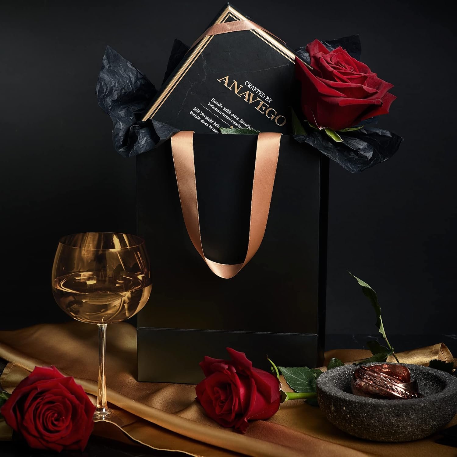 Grossiste de sacs-cadeaux noirs de luxe 6 pièces avec marqueurs métalliques pour personnalisation et papier de soie, taille moyenne 8x10″, mat et résistant. Fournisseur avec poignées en satin doré, ensemble de sacs d'anniversaire pour hommes et femmes, logo personnalisé.